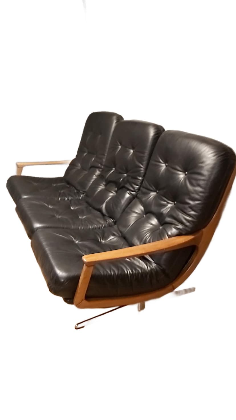 Sofa trzyosobowa, skóra czarna, drewno jasne, proj. E. Schmidt, Niemcy, lata 60.