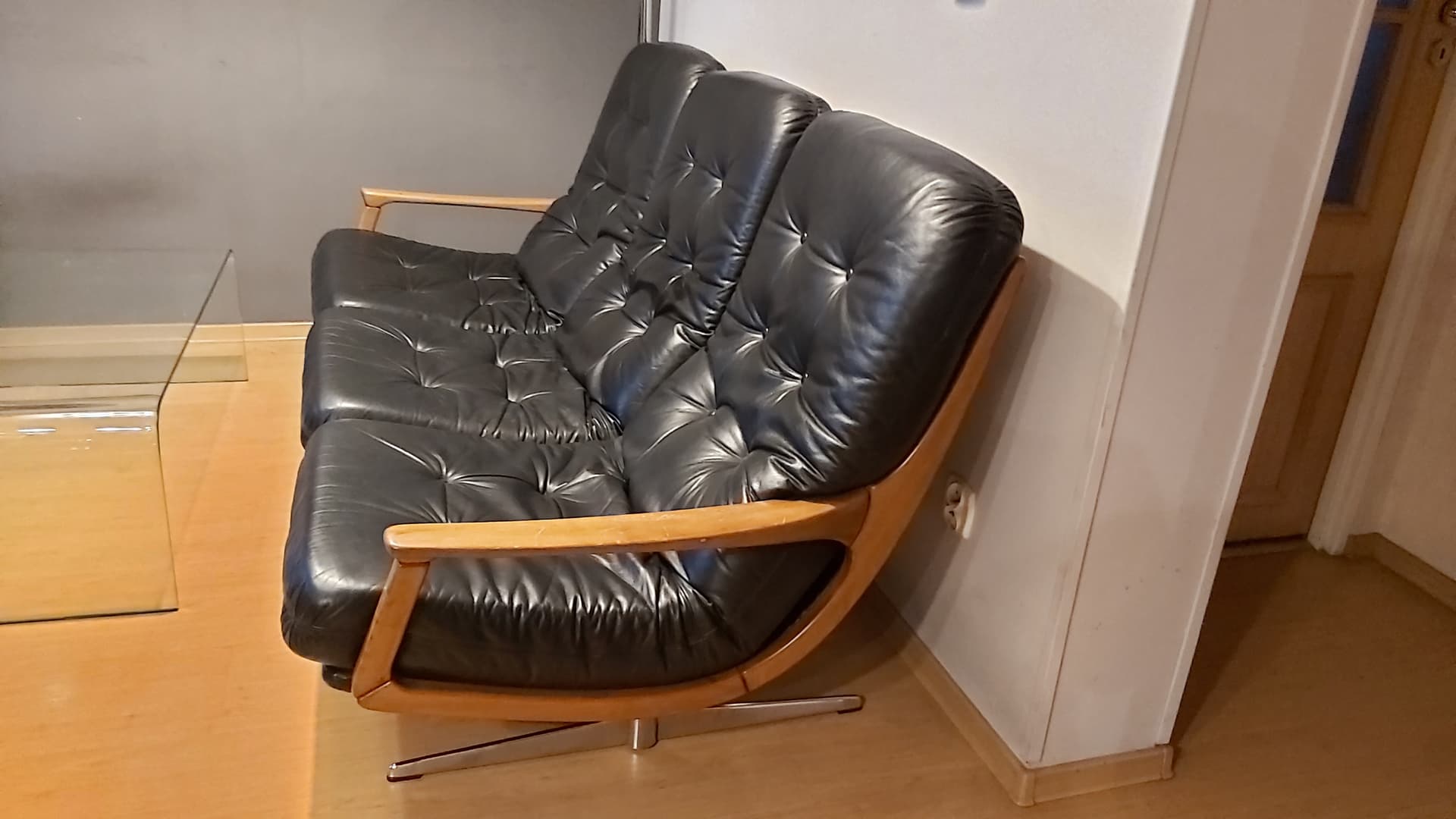 Sofa trzyosobowa, skóra czarna, drewno jasne, proj. E. Schmidt, Niemcy, lata 60. - 90302