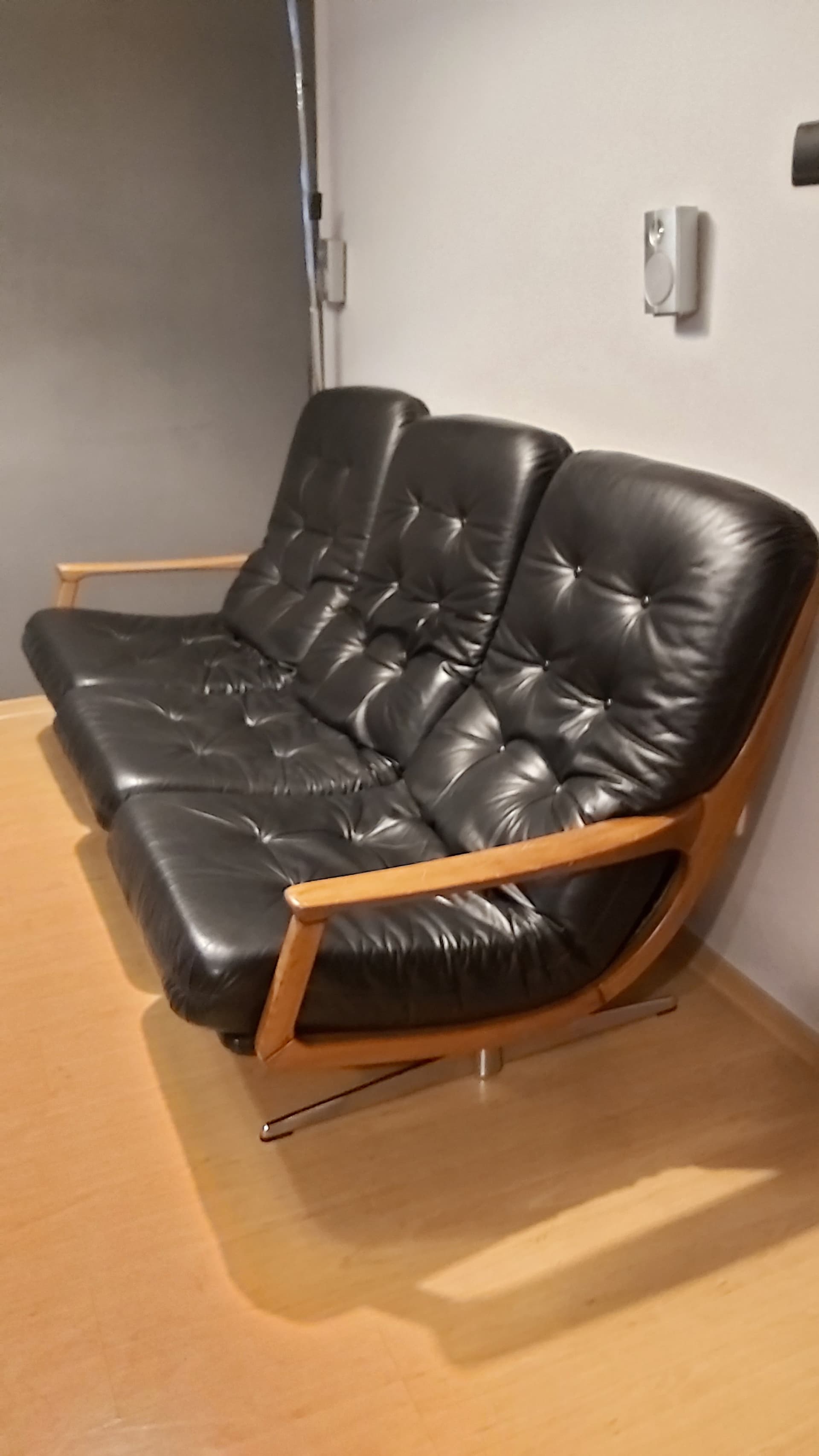 Sofa trzyosobowa, skóra czarna, drewno jasne, proj. E. Schmidt, Niemcy, lata 60. - 90298