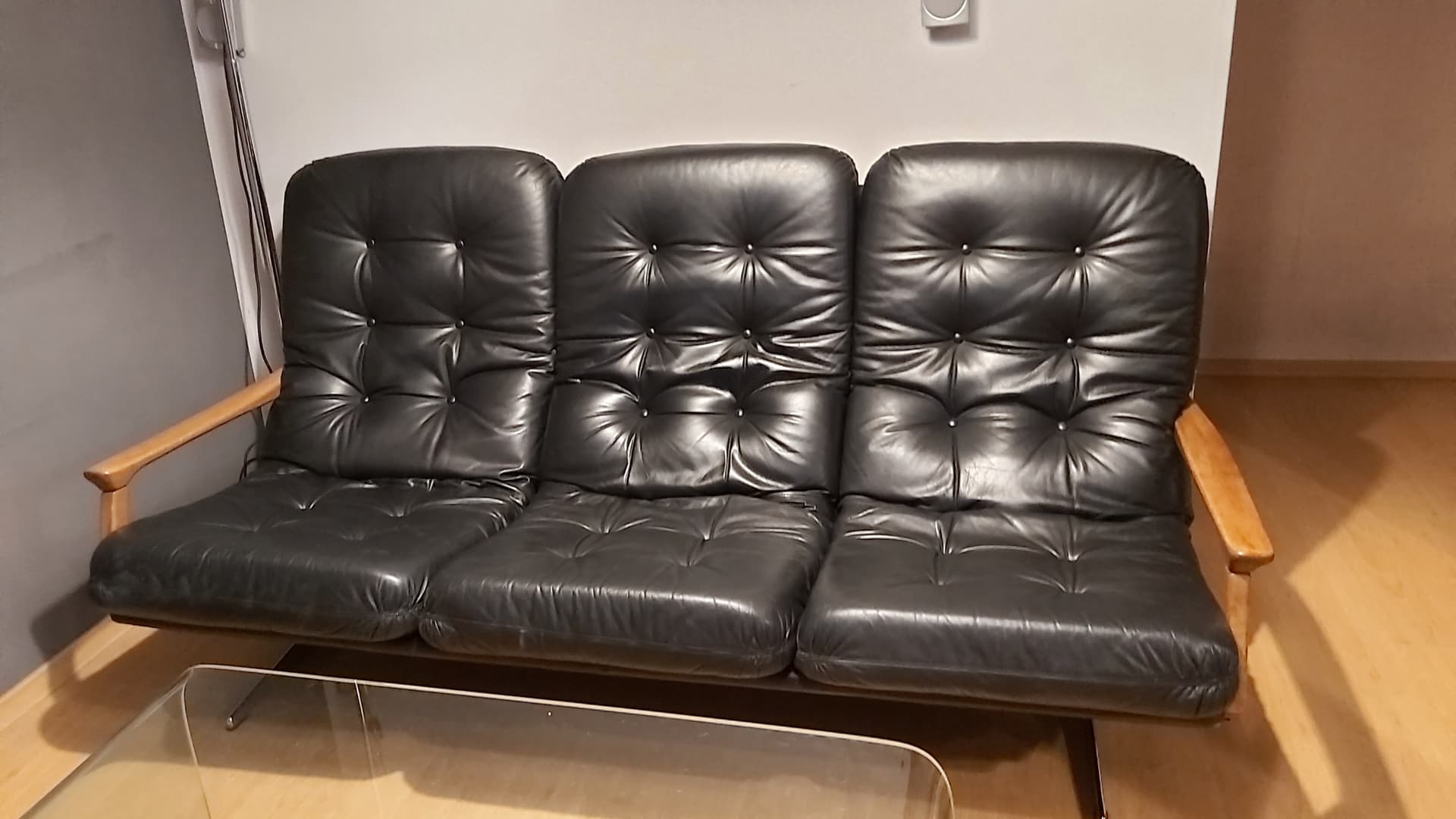 Sofa trzyosobowa, skóra czarna, drewno jasne, proj. E. Schmidt, Niemcy, lata 60. - 90301