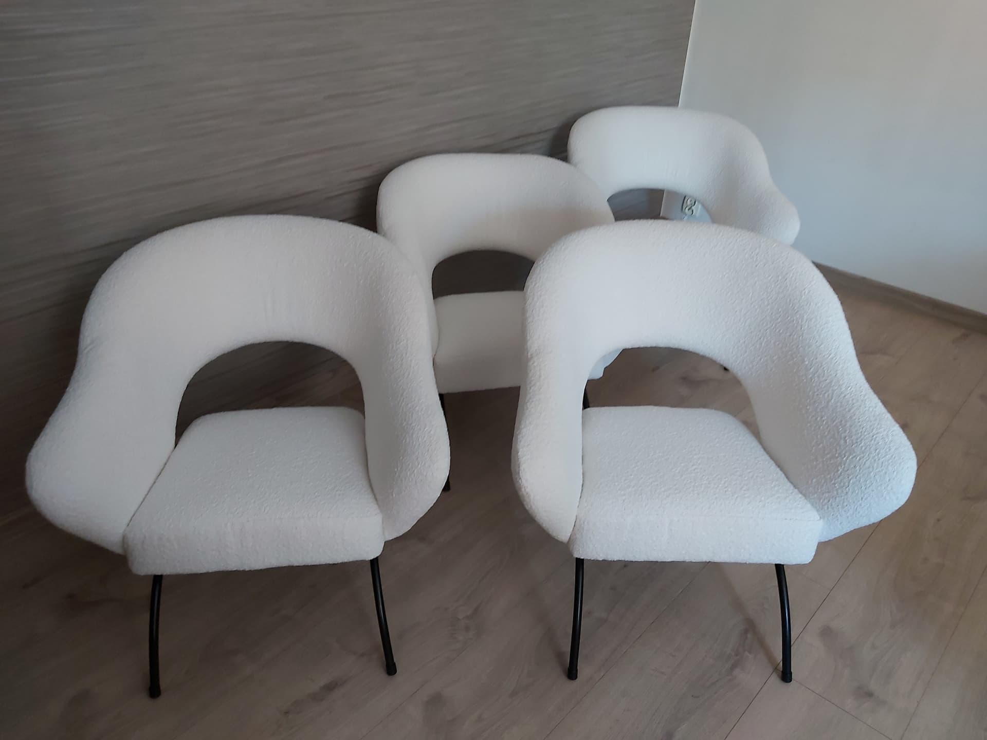 Fotel klubowy, bouclé biały, metal czarny, Polska, lata 60. - 90313