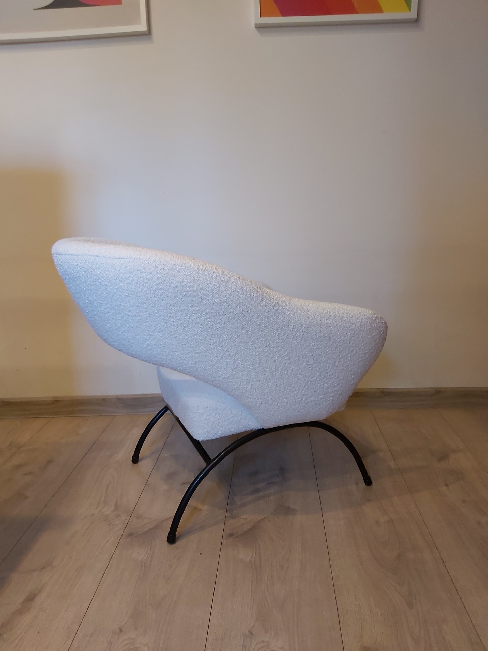 Fotel klubowy, bouclé biały, metal czarny, Polska, lata 60. - 90315