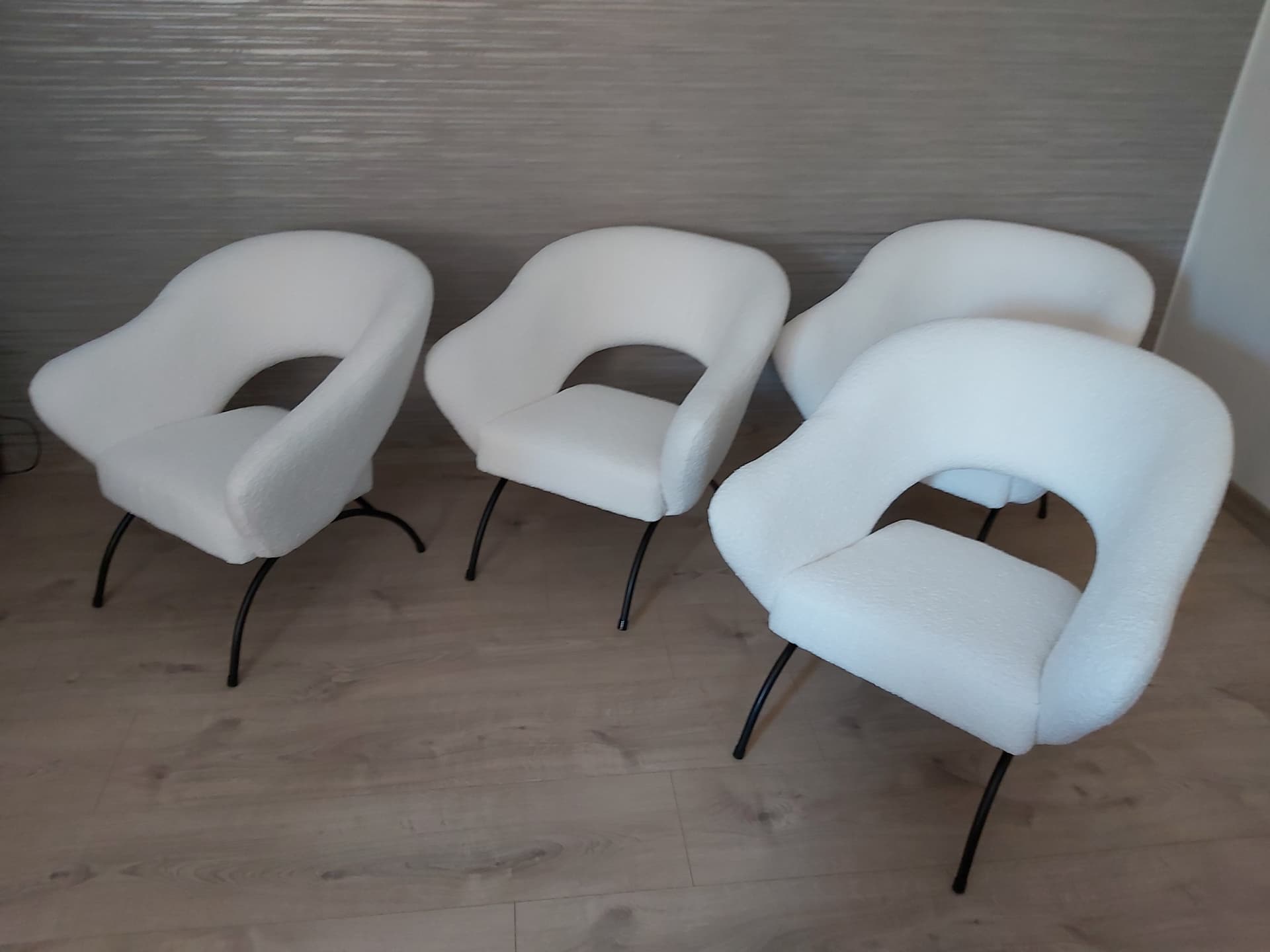 Fotel klubowy, bouclé biały, metal czarny, Polska, lata 60. - 90308