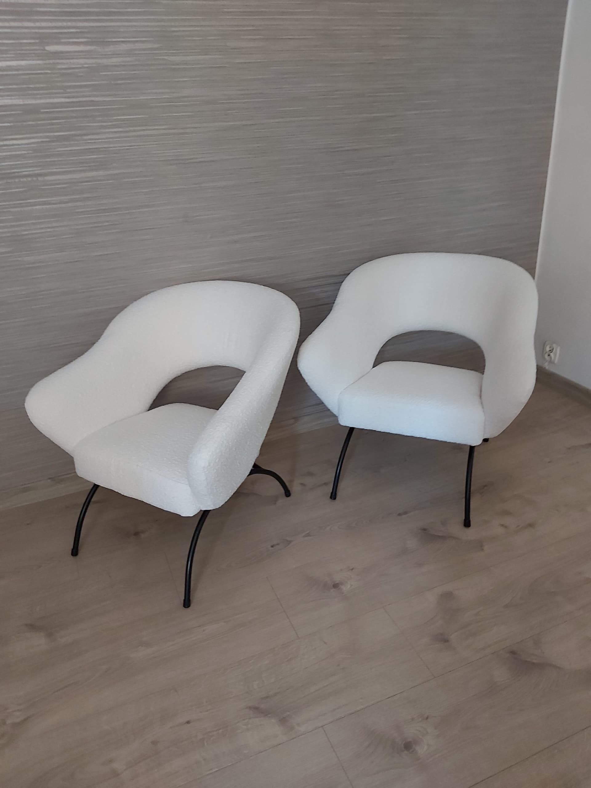 Fotel klubowy, bouclé biały, metal czarny, Polska, lata 60. - 90305