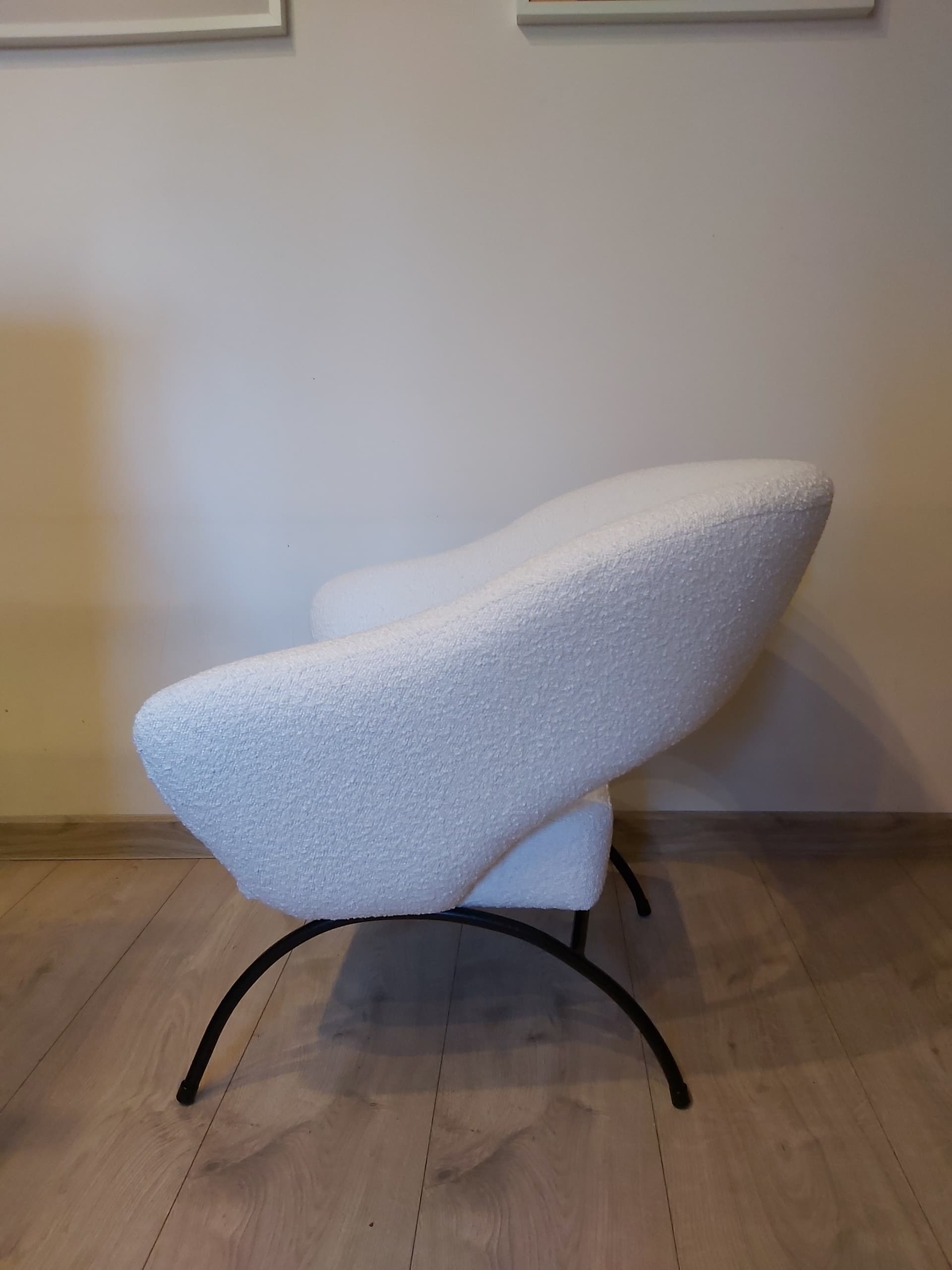 Fotel klubowy, bouclé biały, metal czarny, Polska, lata 60. - 90310