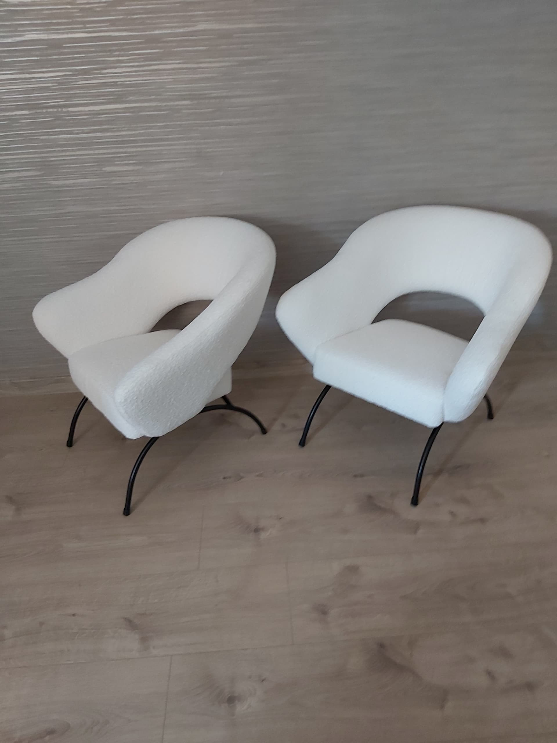 Fotel klubowy, bouclé biały, metal czarny, Polska, lata 60. - 90304