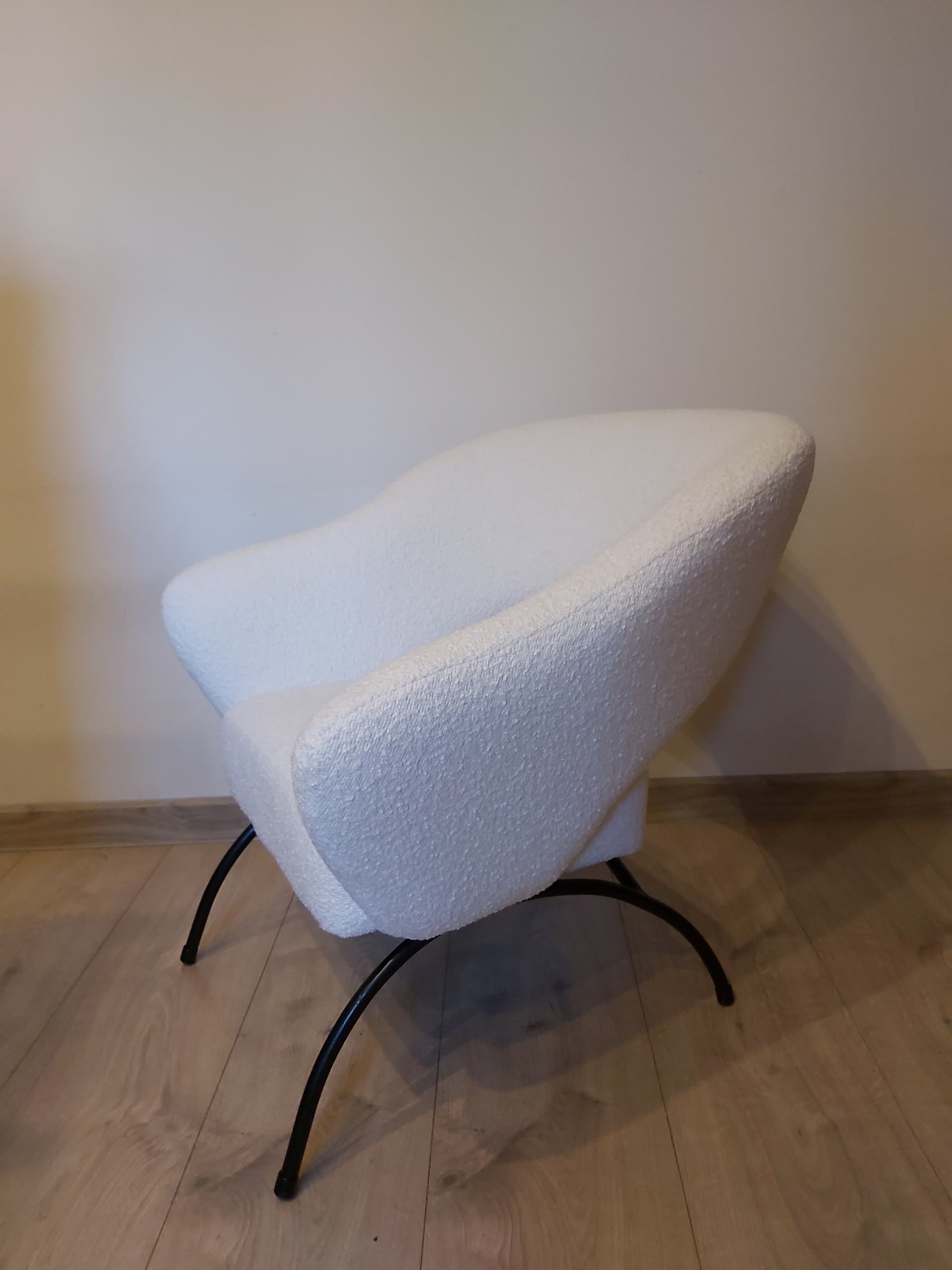 Fotel klubowy, bouclé biały, metal czarny, Polska, lata 60. - 90307