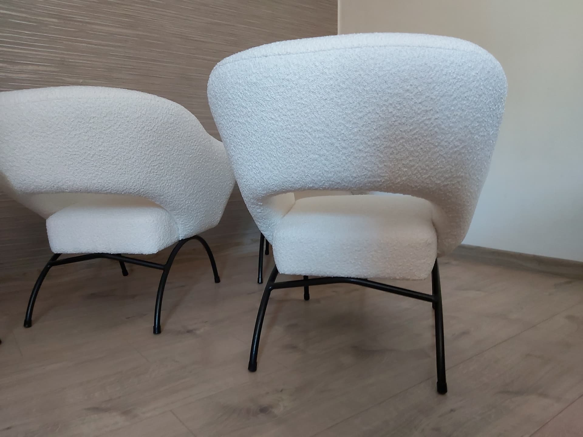 Fotel klubowy, bouclé biały, metal czarny, Polska, lata 60. - 90317