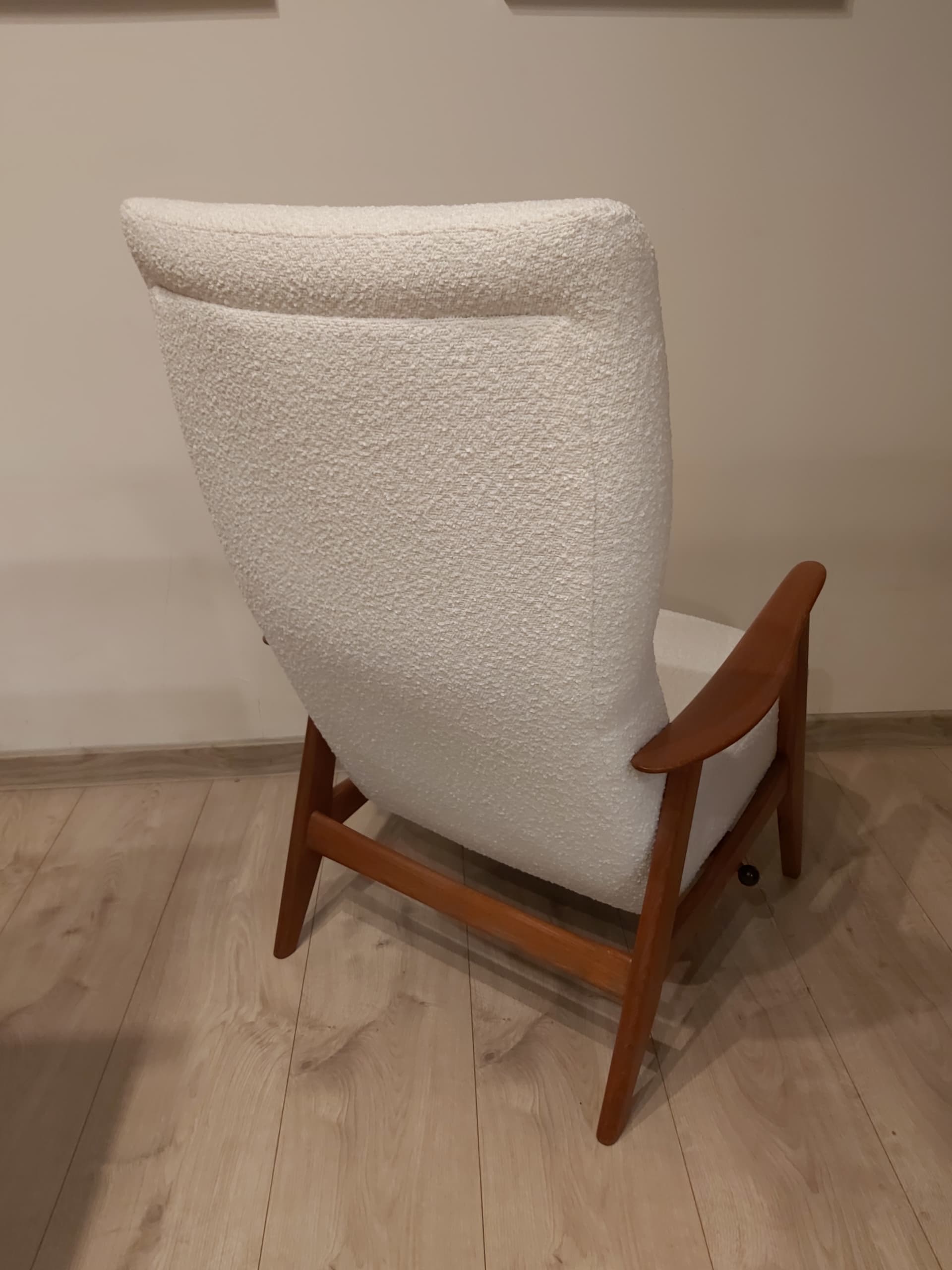 Fotel wypoczynkowy, bouclé ivory white, drewno teak, Niemcy, lata 70. - 90326