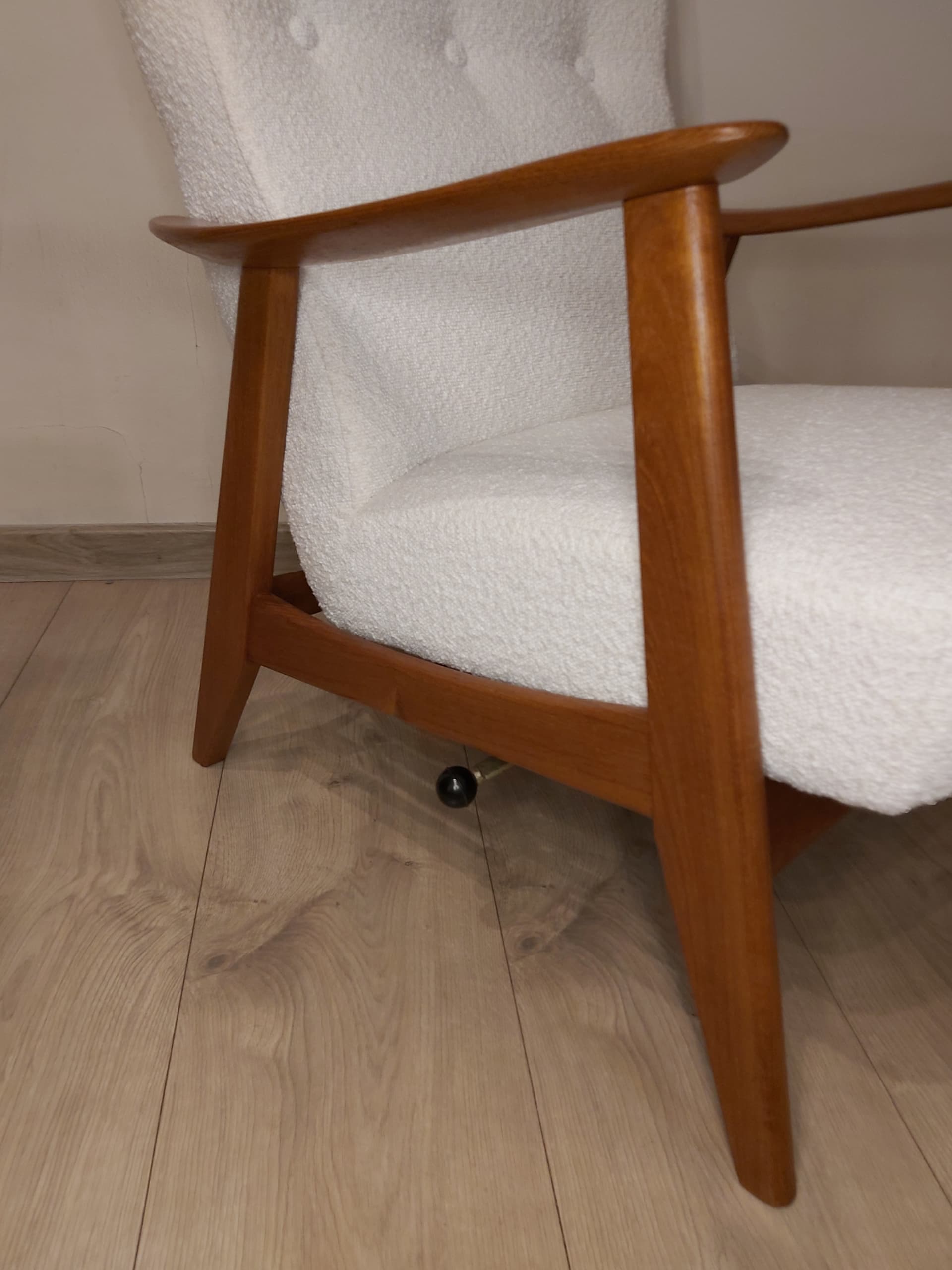 Fotel wypoczynkowy, bouclé ivory white, drewno teak, Niemcy, lata 70. - 90327