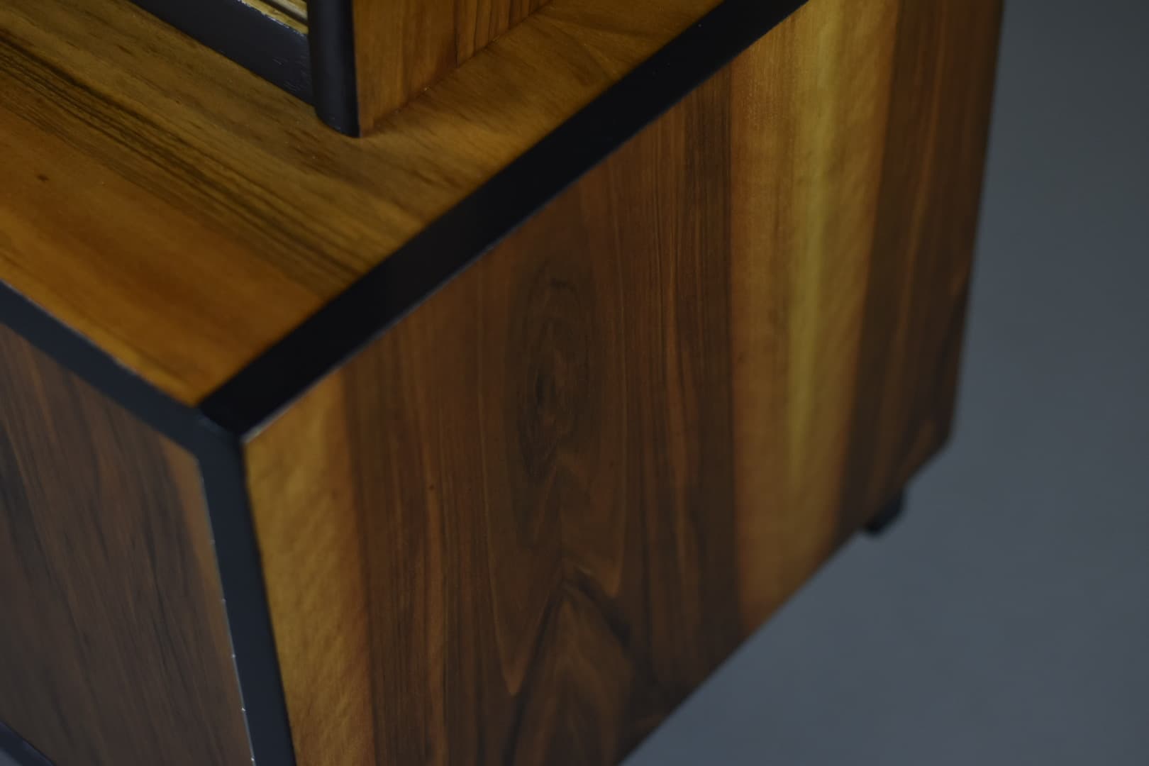 Witryna model 1019, orzech ciemny, szkło przezroczyste, proj. R. Hałas, Polska, lata 60. - 90612