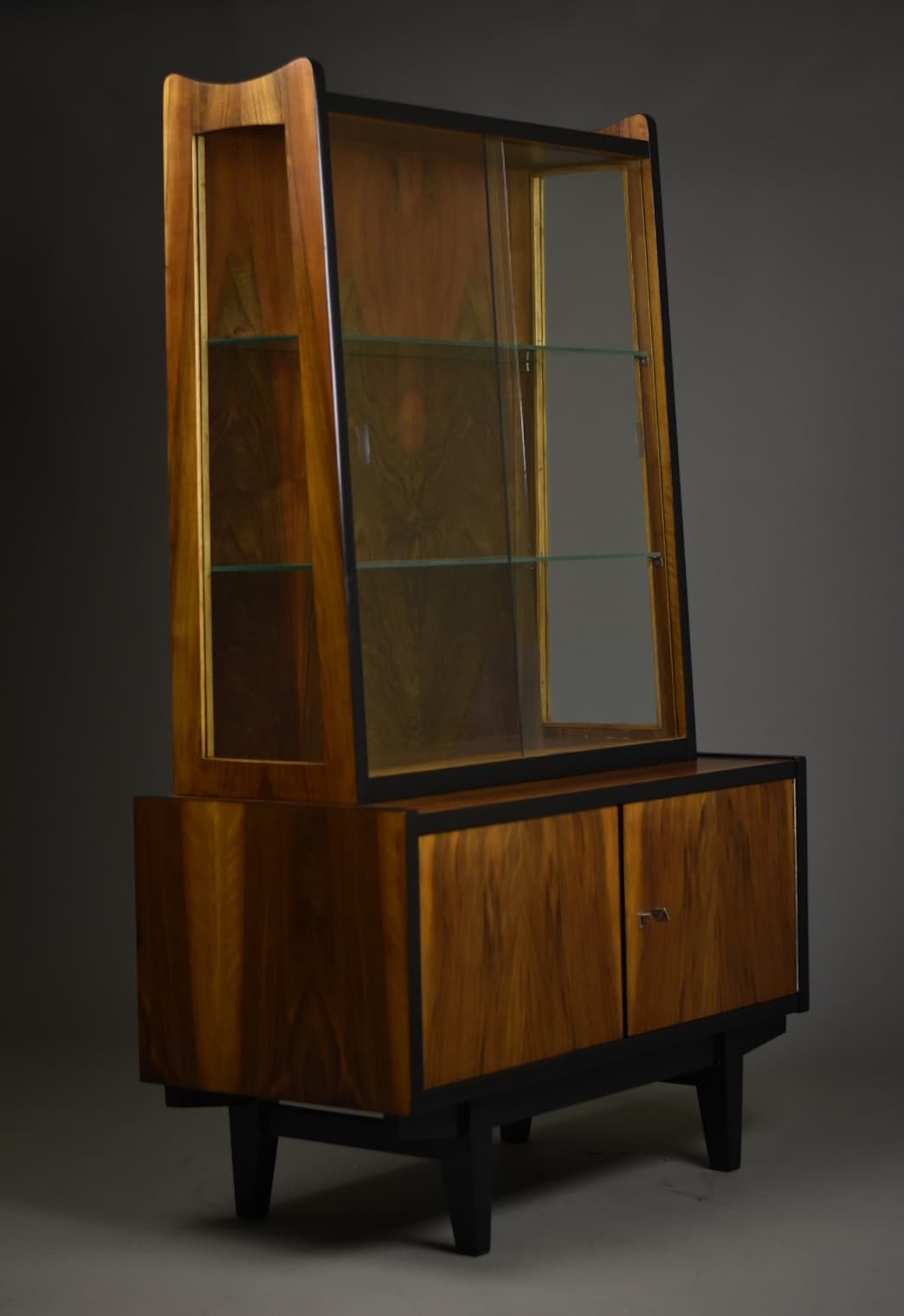 Witryna model 1019, orzech ciemny, szkło przezroczyste, proj. R. Hałas, Polska, lata 60. - 90614