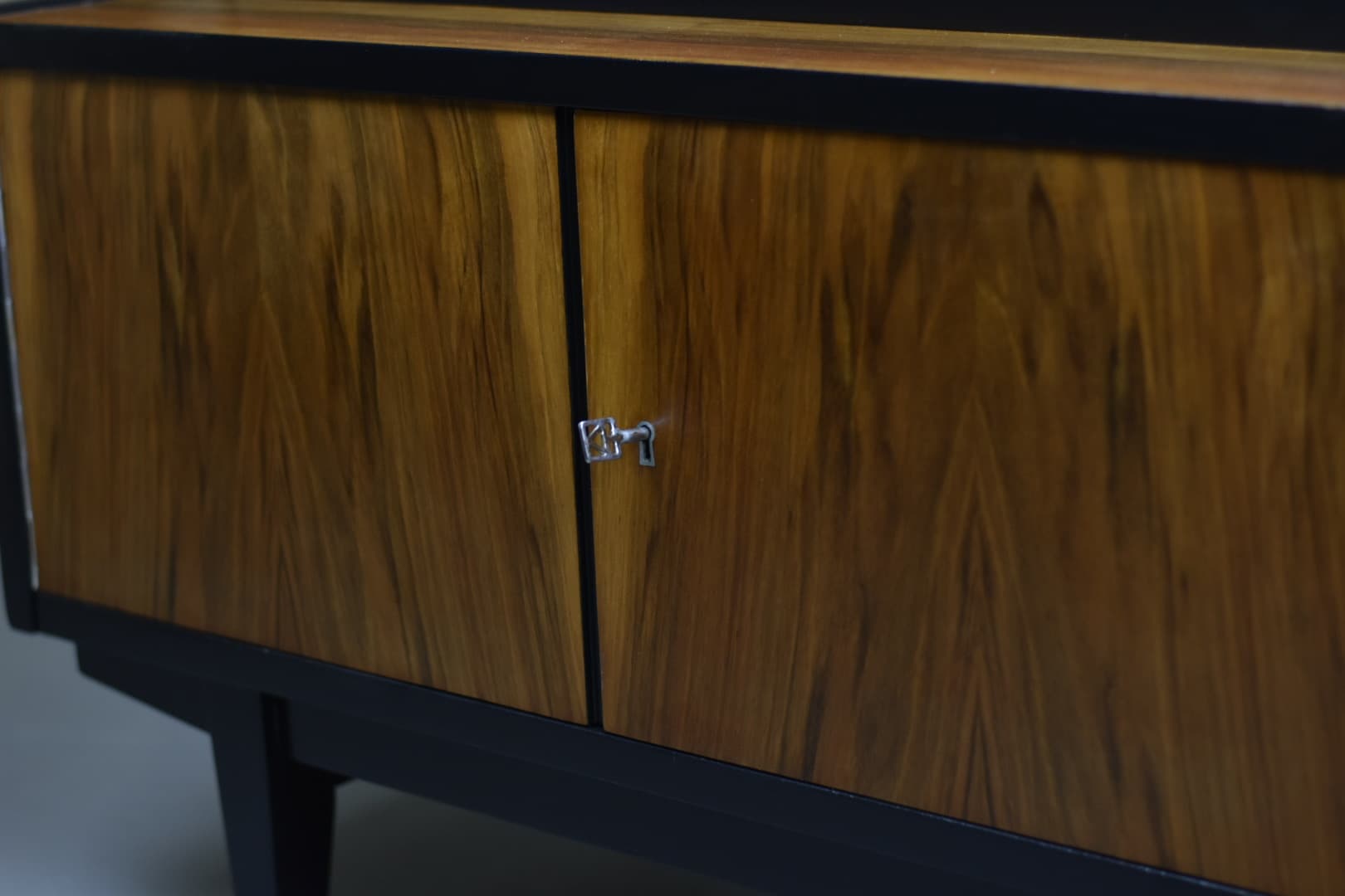 Witryna model 1019, orzech ciemny, szkło przezroczyste, proj. R. Hałas, Polska, lata 60. - 90615