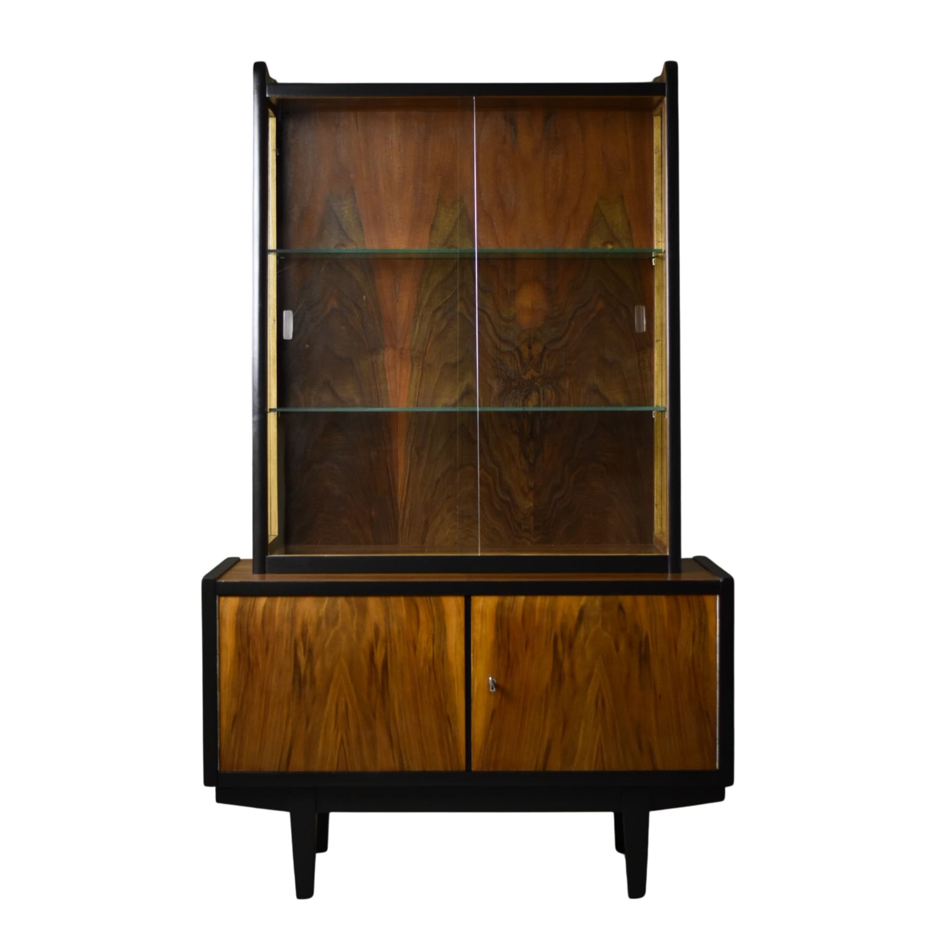 Witryna model 1019, orzech ciemny, szkło przezroczyste, proj. R. Hałas, Polska, lata 60.