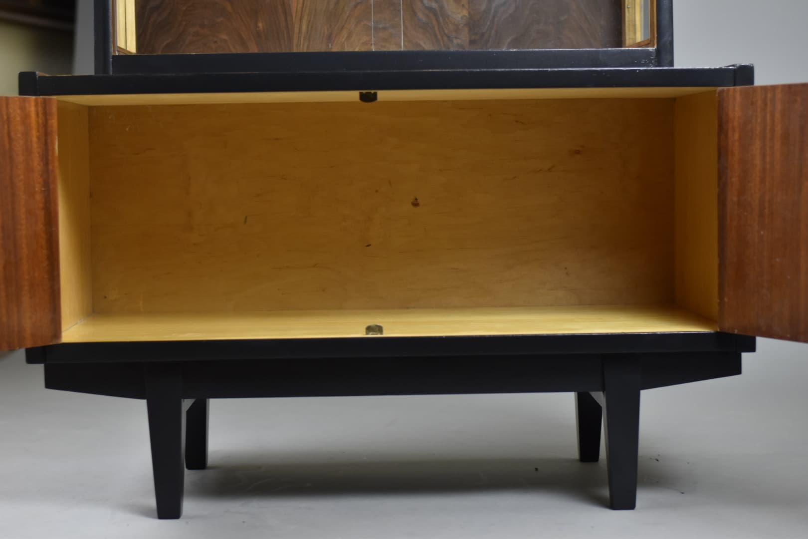 Witryna model 1019, orzech ciemny, szkło przezroczyste, proj. R. Hałas, Polska, lata 60. - 90616