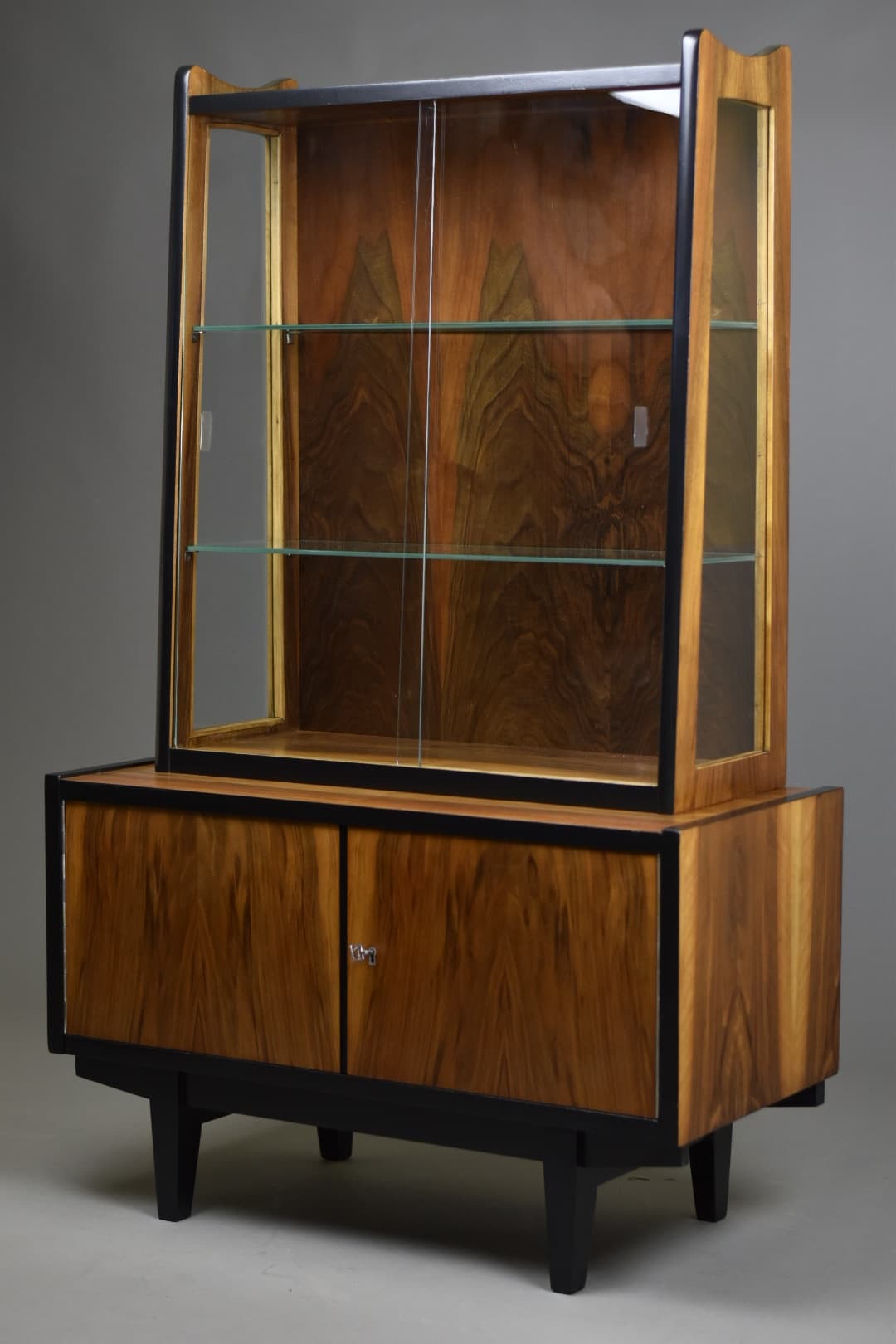 Witryna model 1019, orzech ciemny, szkło przezroczyste, proj. R. Hałas, Polska, lata 60. - 90608