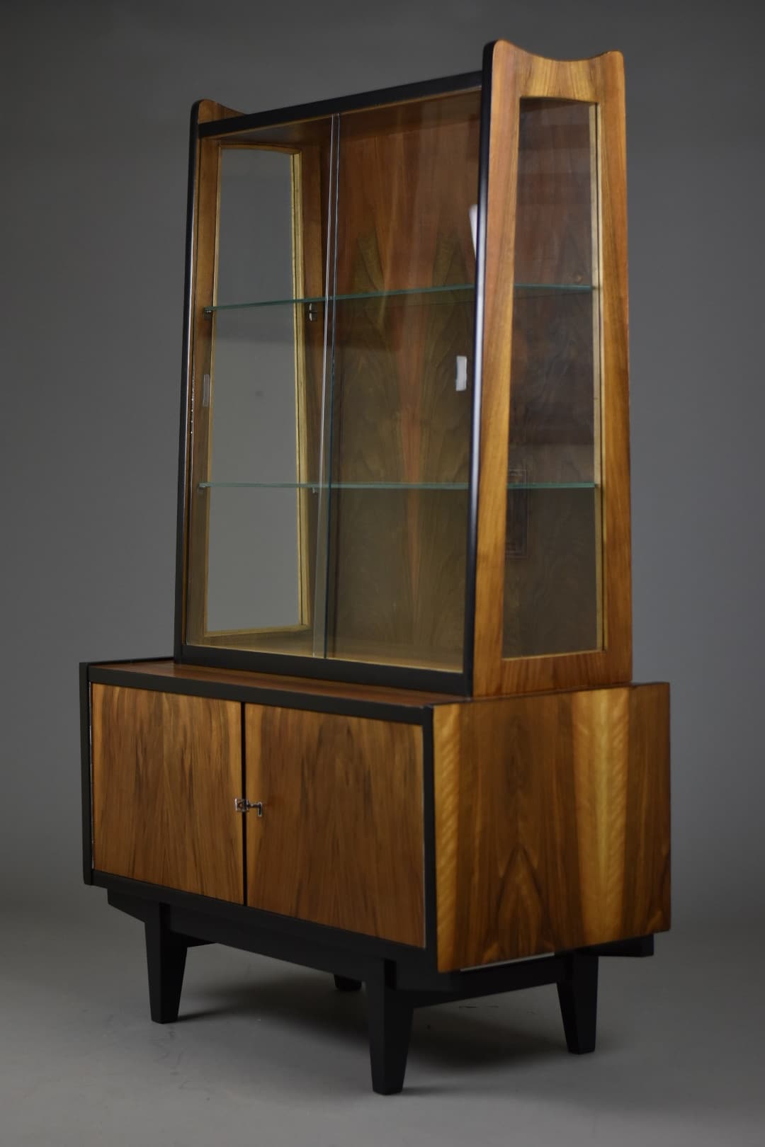 Witryna model 1019, orzech ciemny, szkło przezroczyste, proj. R. Hałas, Polska, lata 60. - 90609