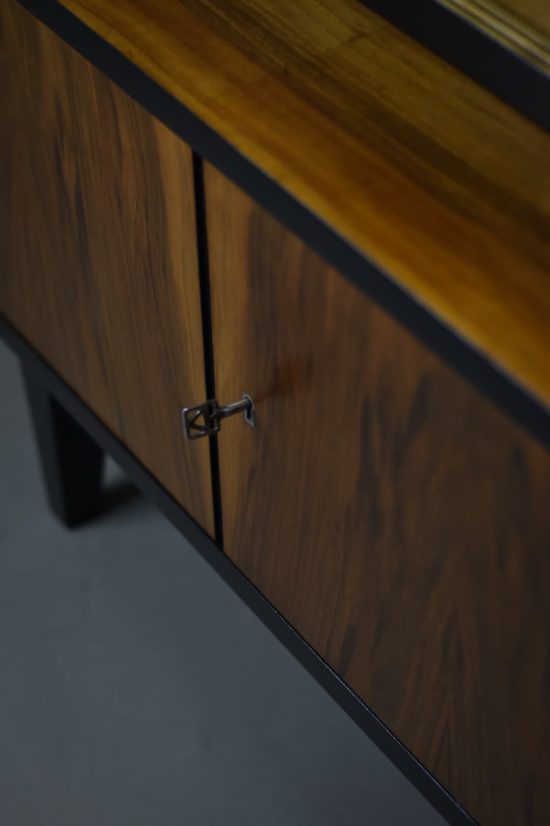 Witryna model 1019, orzech ciemny, szkło przezroczyste, proj. R. Hałas, Polska, lata 60. - 90611