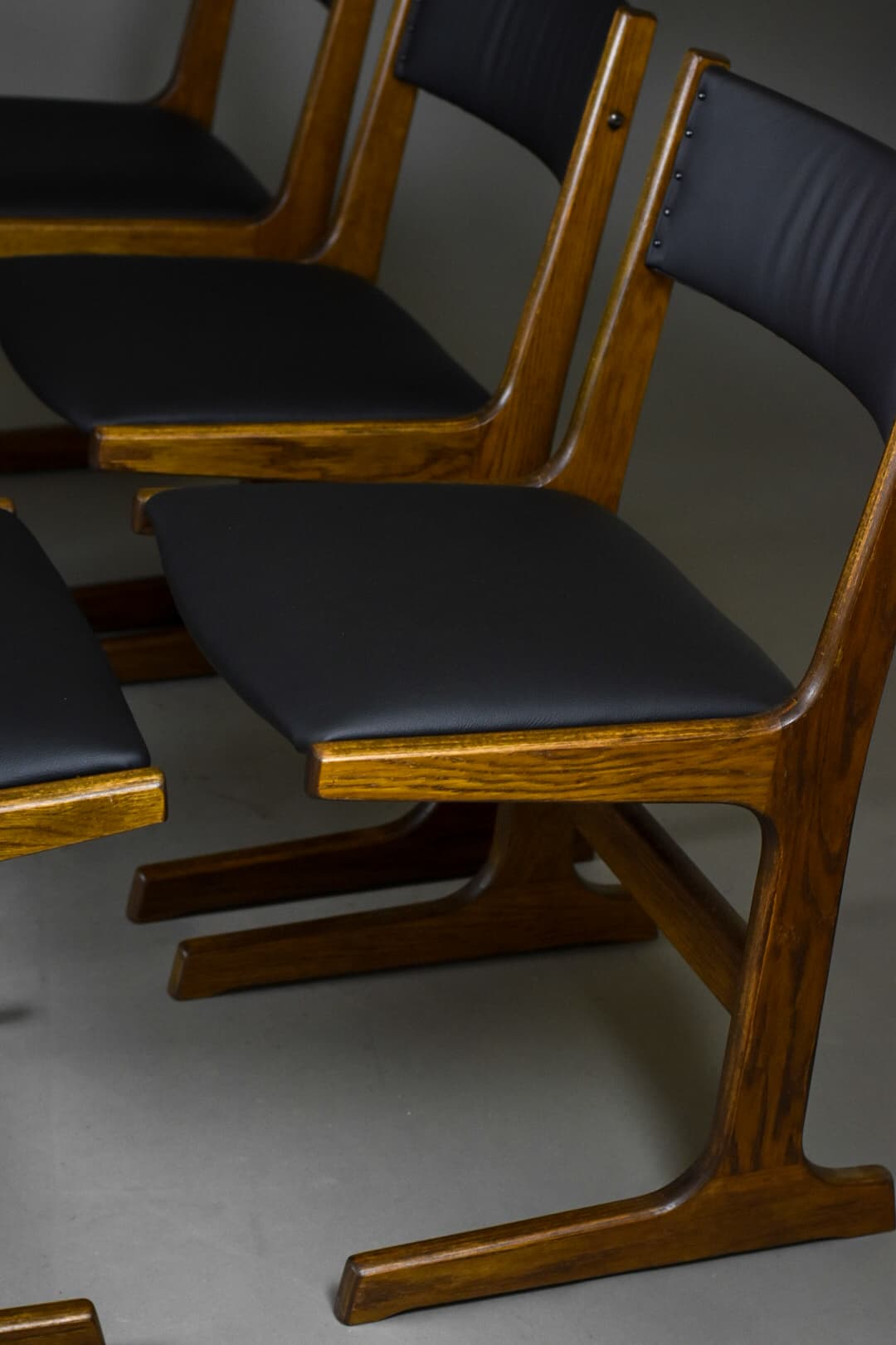 Komplet sześciu krzeseł, palisander brązowy, skóra naturalna czarna, Farstrup Møbelfabrik, Dania, lata 60. - 90633