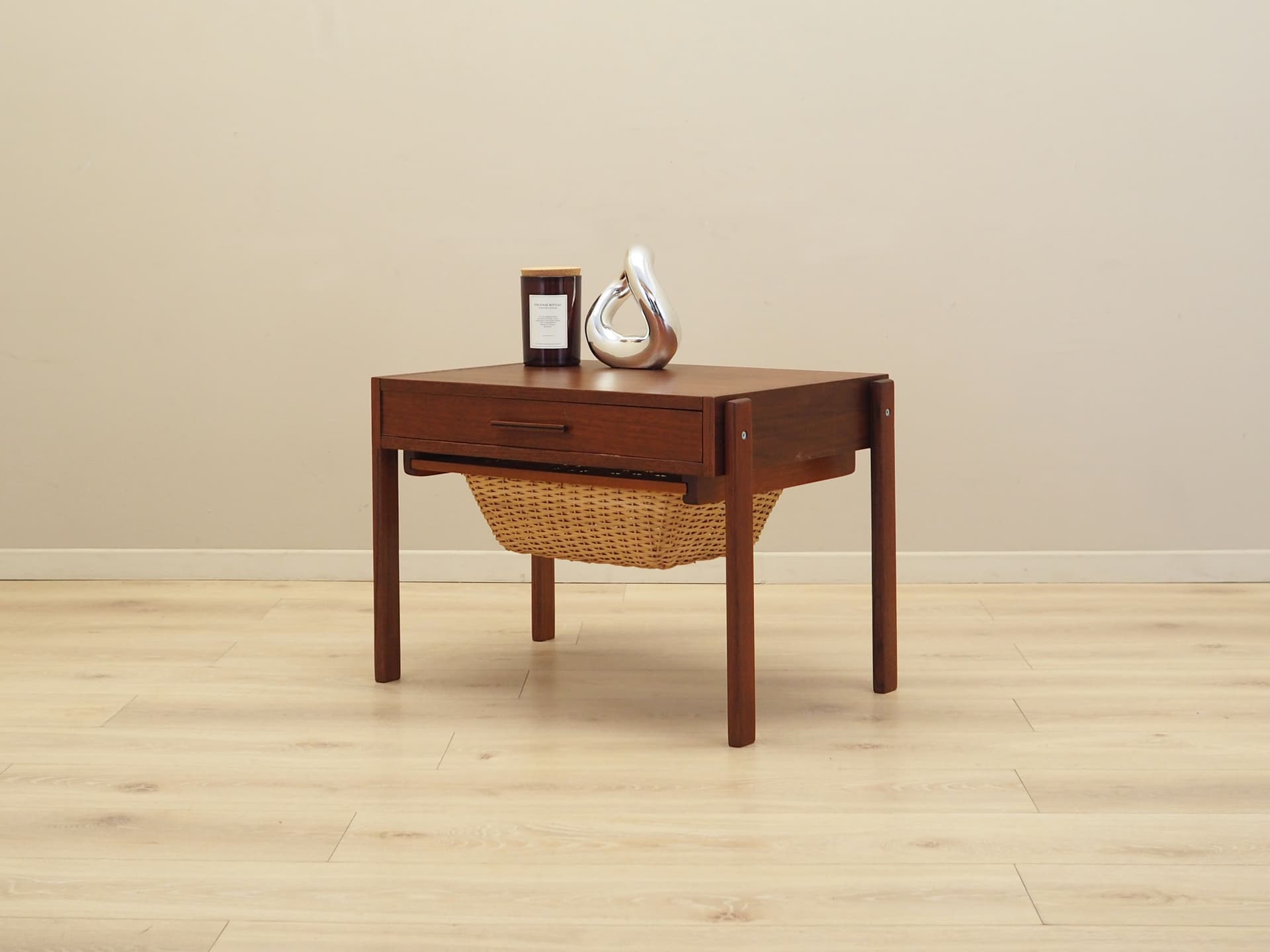 Stolik boczny, teak brązowy, Dania, lata 70. - 90711