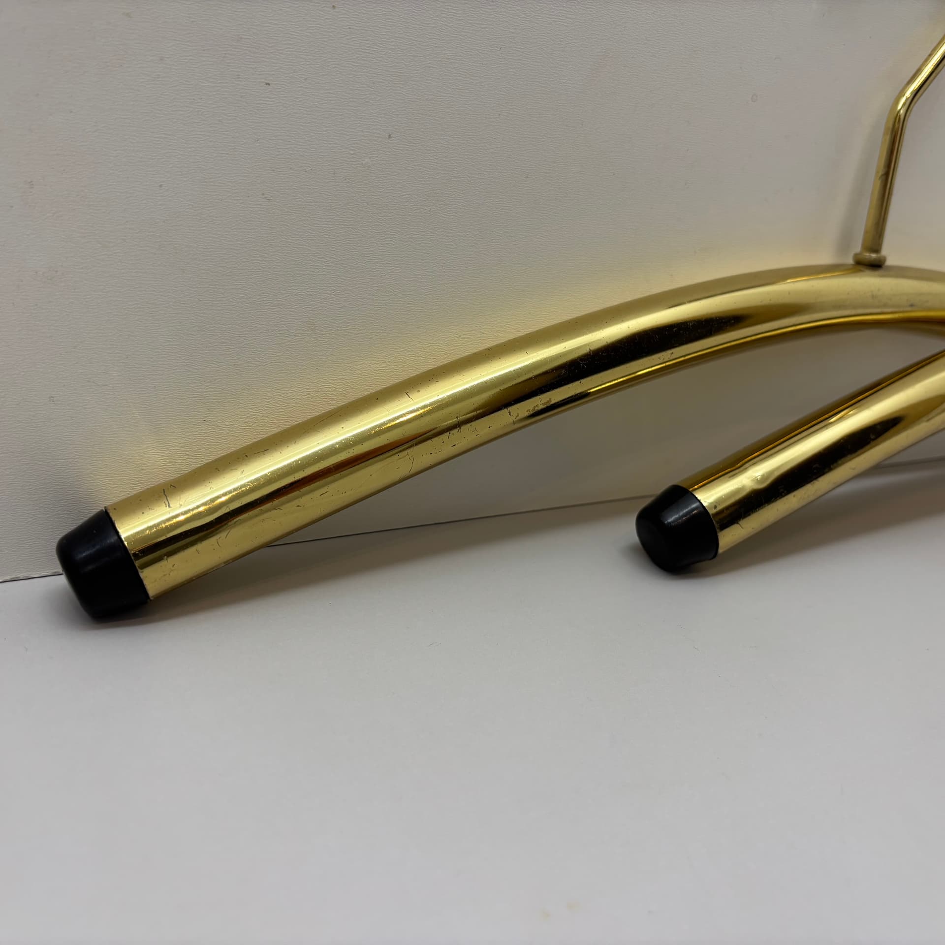 Para wieszaków, stal złocona, tworzywo czarne, Niemcy, lata 70. - 90827