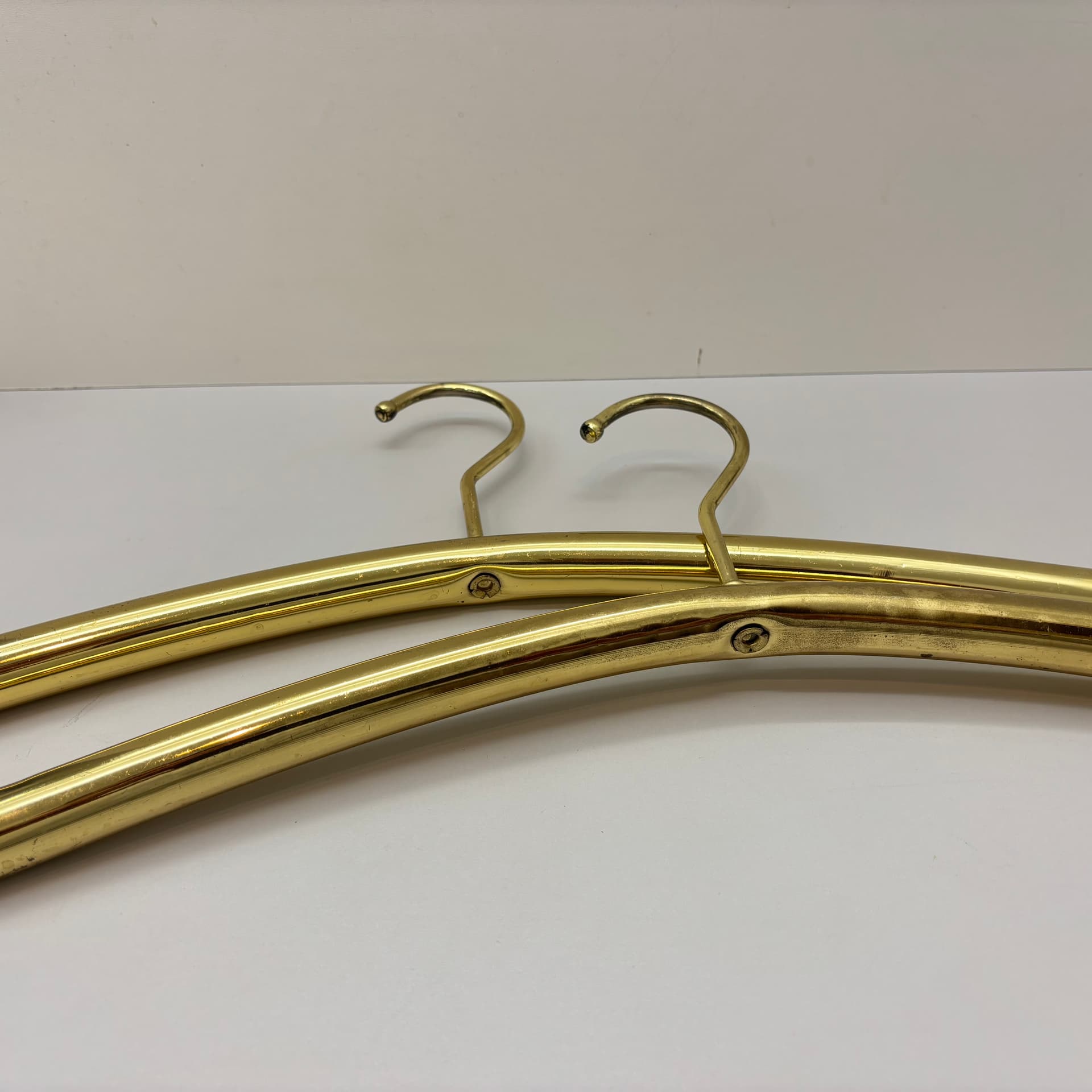 Para wieszaków, stal złocona, tworzywo czarne, Niemcy, lata 70. - 90825