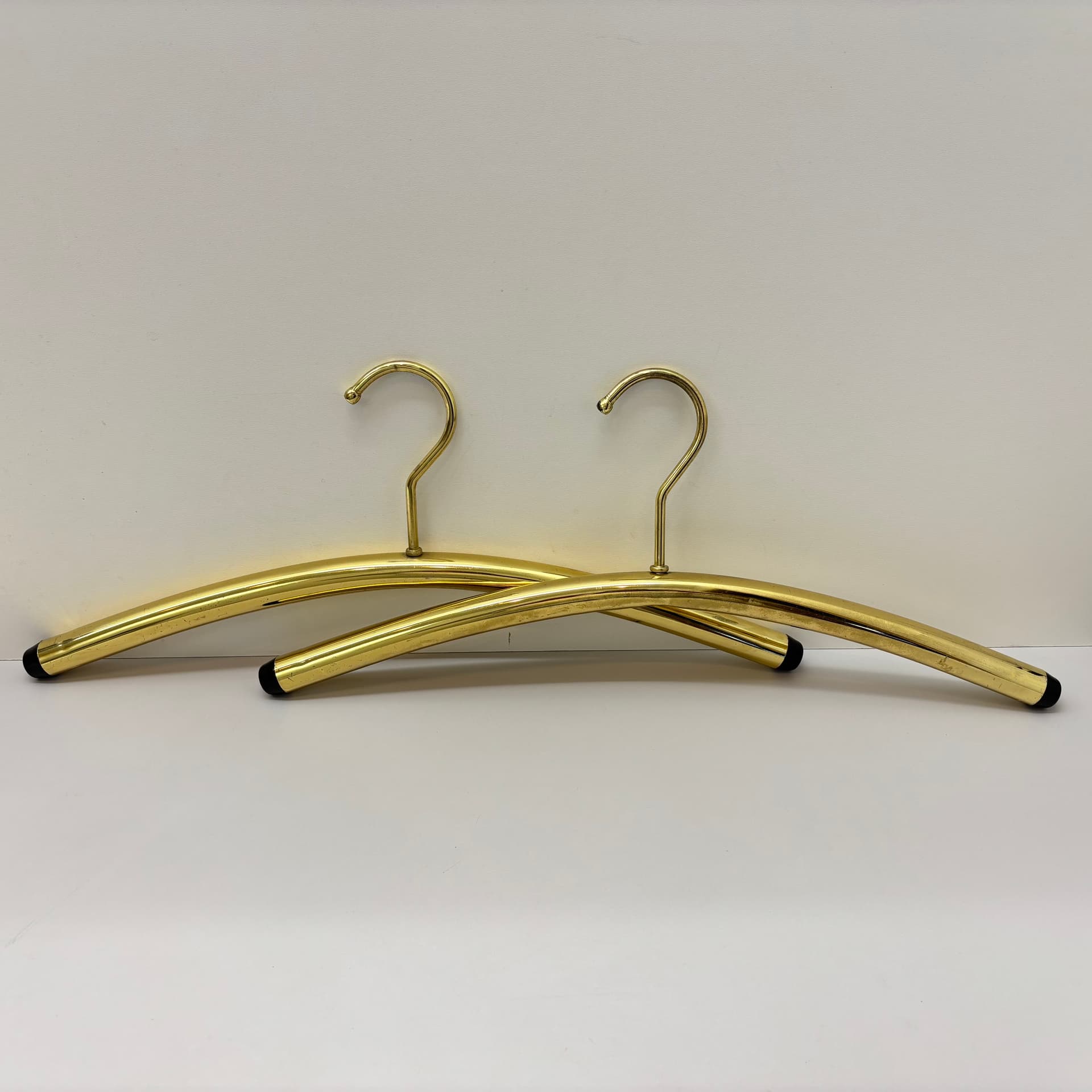 Para wieszaków, stal złocona, tworzywo czarne, Niemcy, lata 70. - 90831