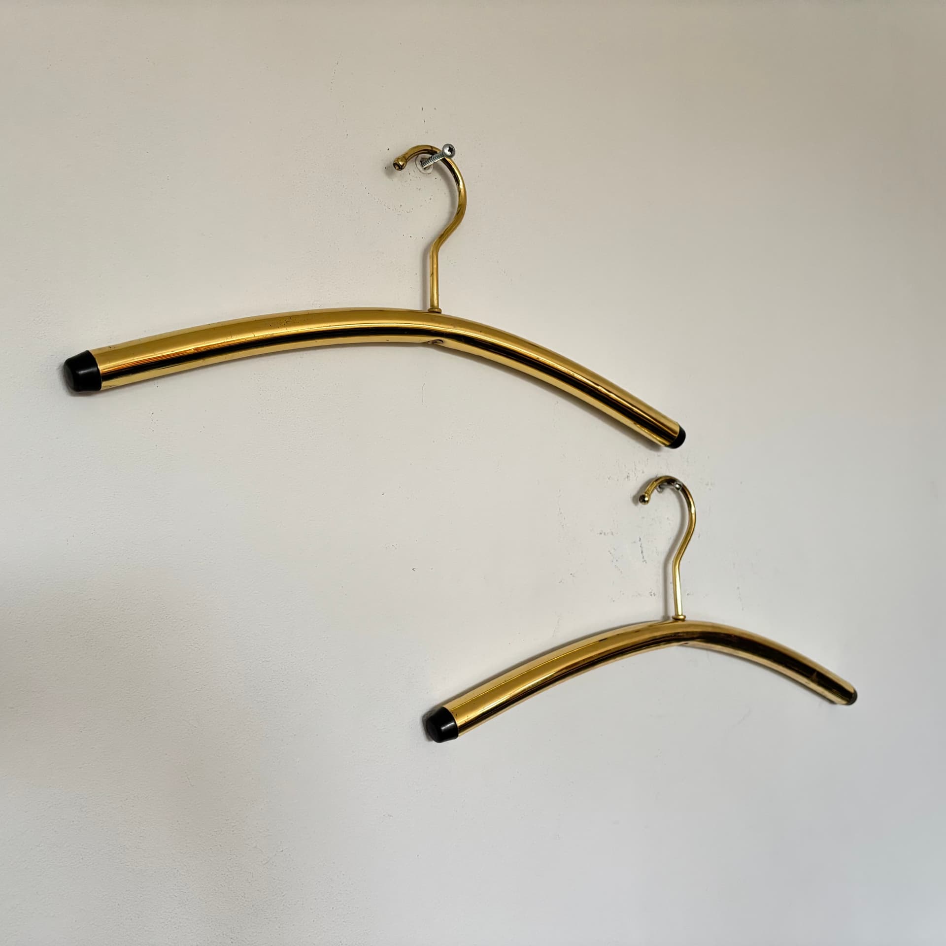 Para wieszaków, stal złocona, tworzywo czarne, Niemcy, lata 70. - 90828