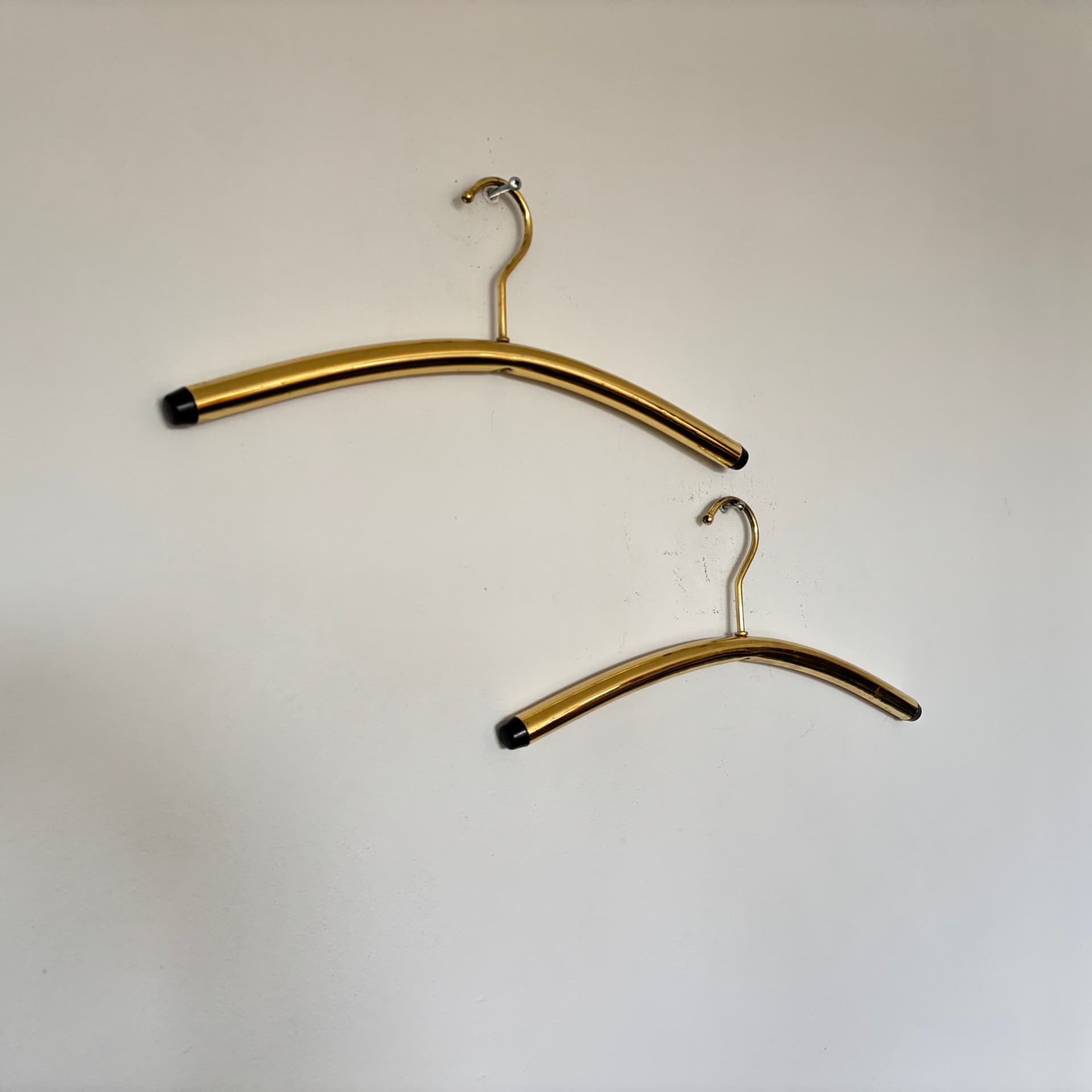 Para wieszaków, stal złocona, tworzywo czarne, Niemcy, lata 70. - 90829