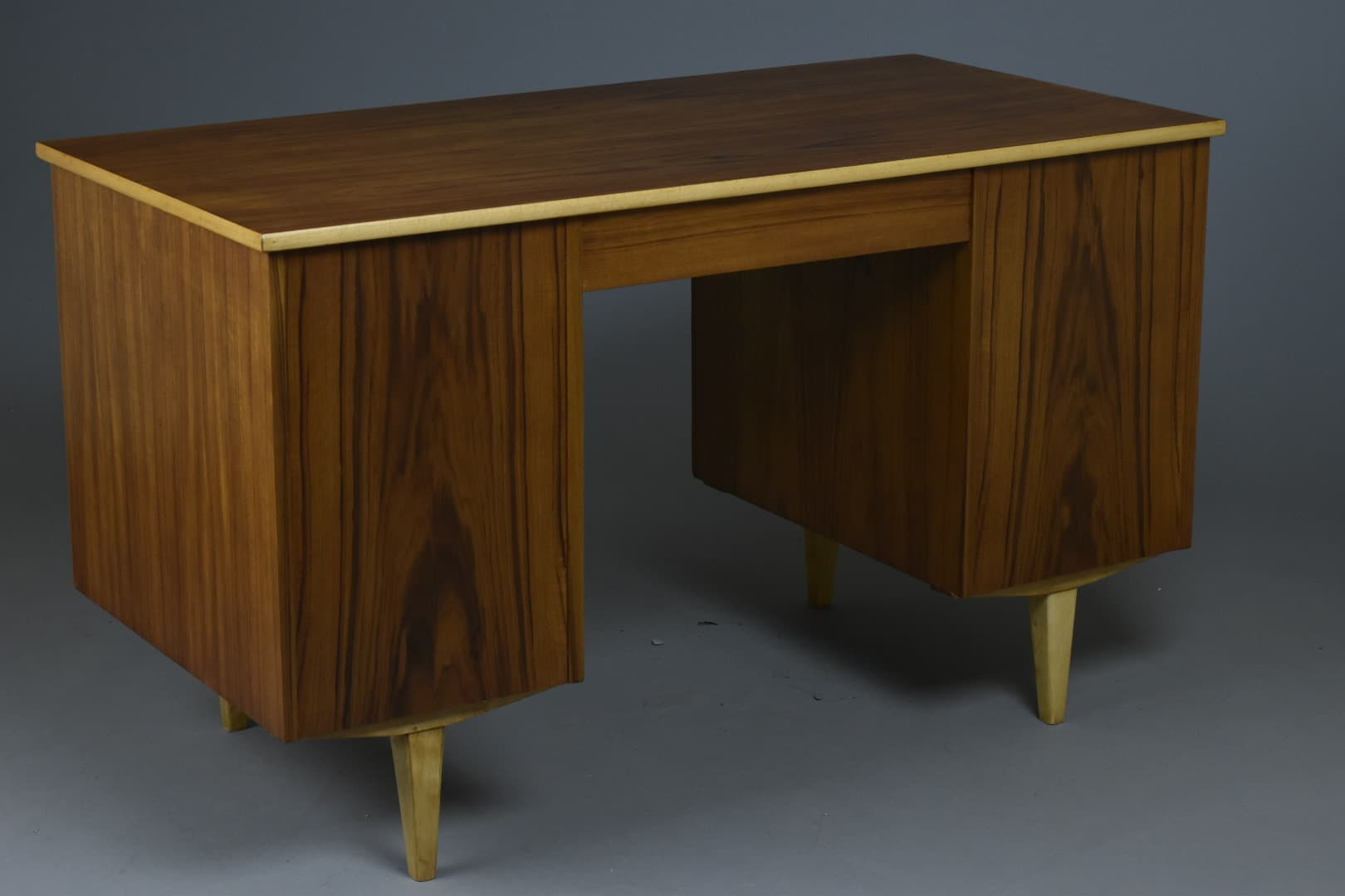 Biurko dwustronne, orzech brązowy, Bodafors, Szwecja, lata 50. - 91540