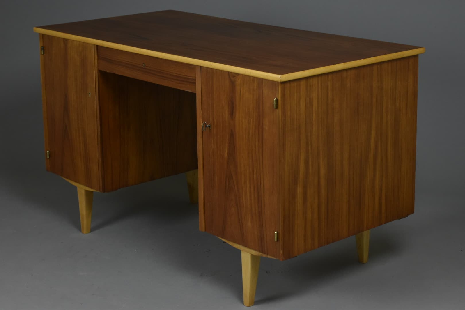 Biurko dwustronne, orzech brązowy, Bodafors, Szwecja, lata 50. - 91533