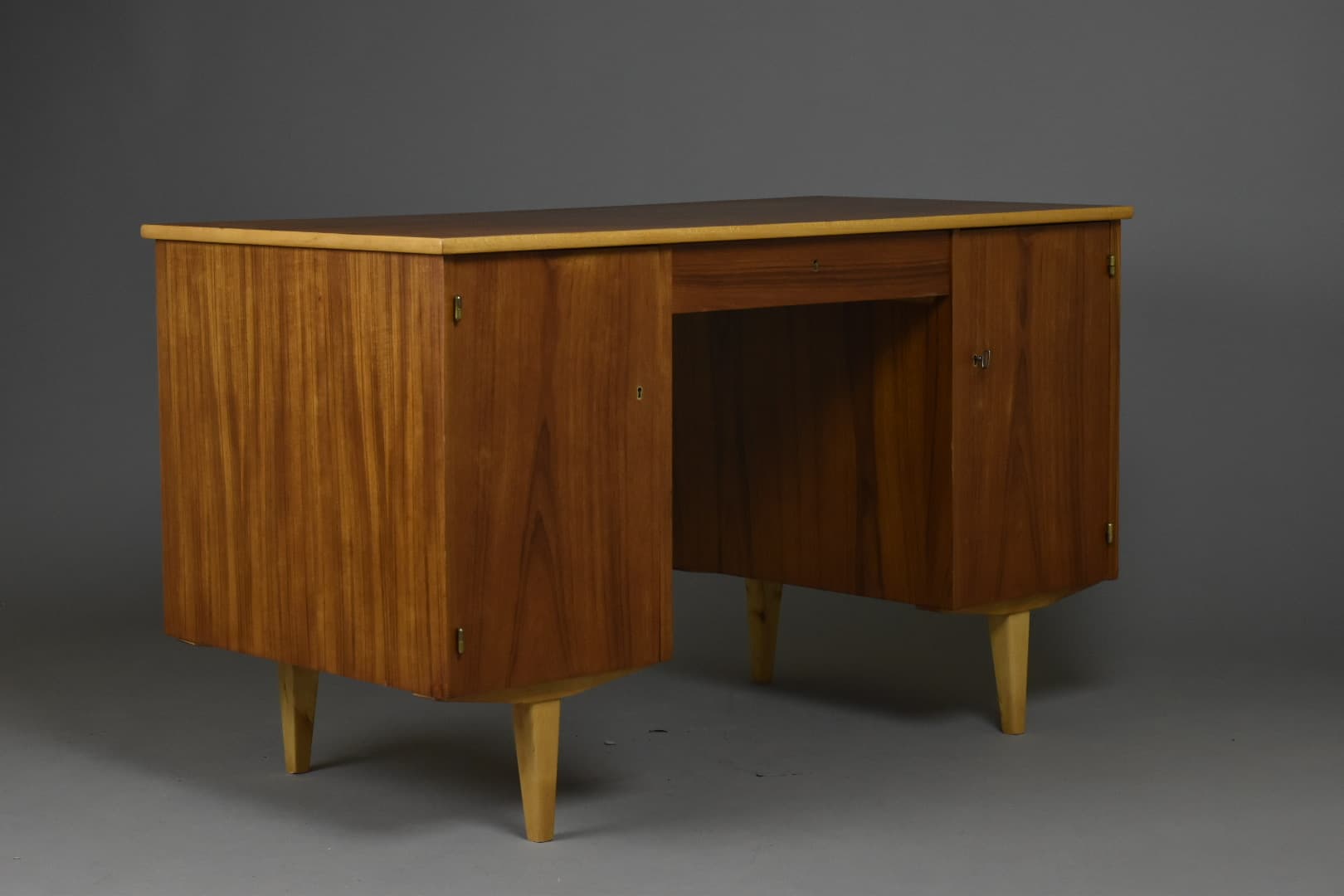 Biurko dwustronne, orzech brązowy, Bodafors, Szwecja, lata 50. - 91530