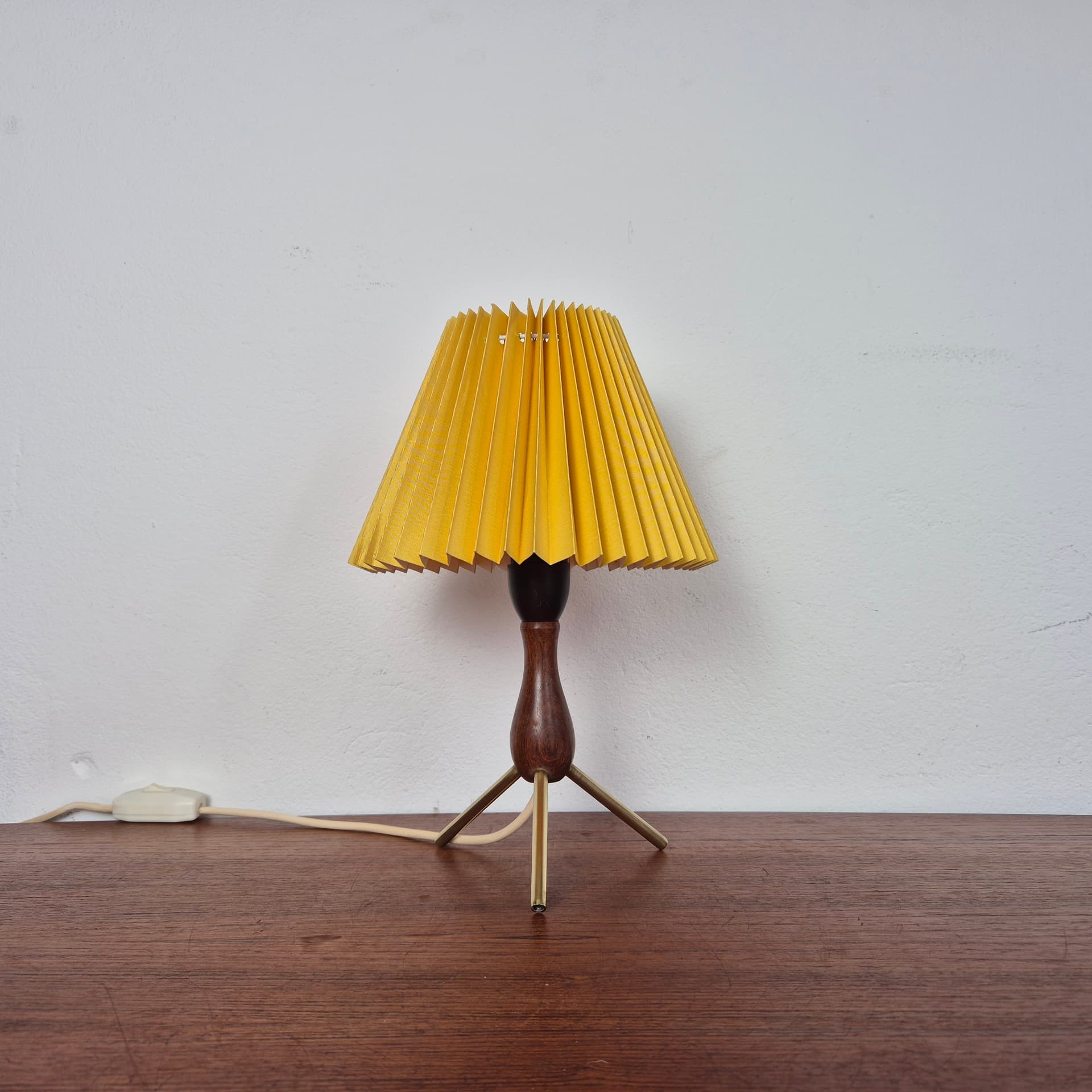 Tekowa lampka z plisowanym abażurem, Dania lata 60 - 92578