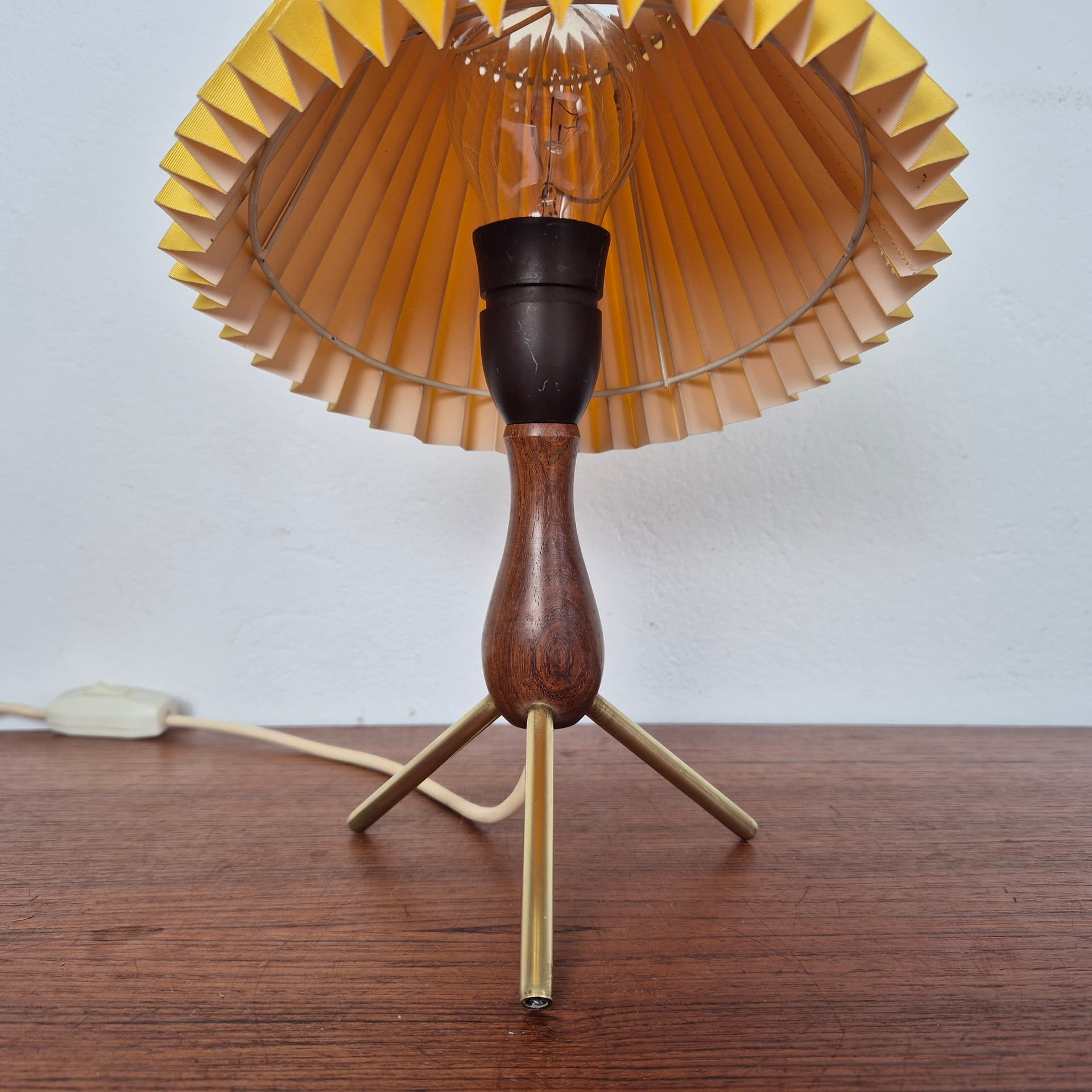 Tekowa lampka z plisowanym abażurem, Dania lata 60 - 92581