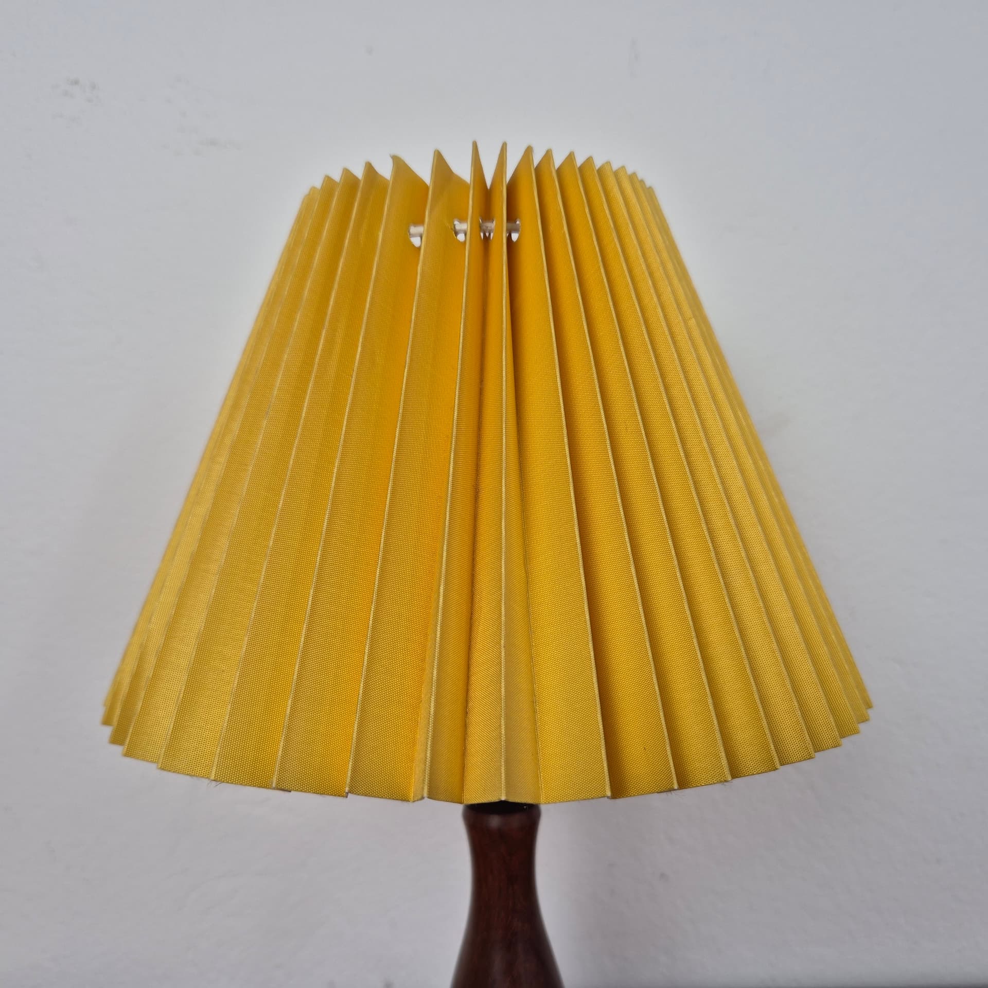 Tekowa lampka z plisowanym abażurem, Dania lata 60 - 92579