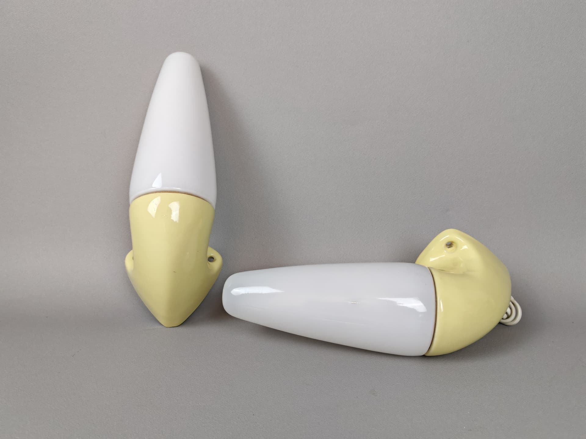 Para kinkietów, żółty, proj. S. Bernadotte, Szwecja, lata 50. - 92591