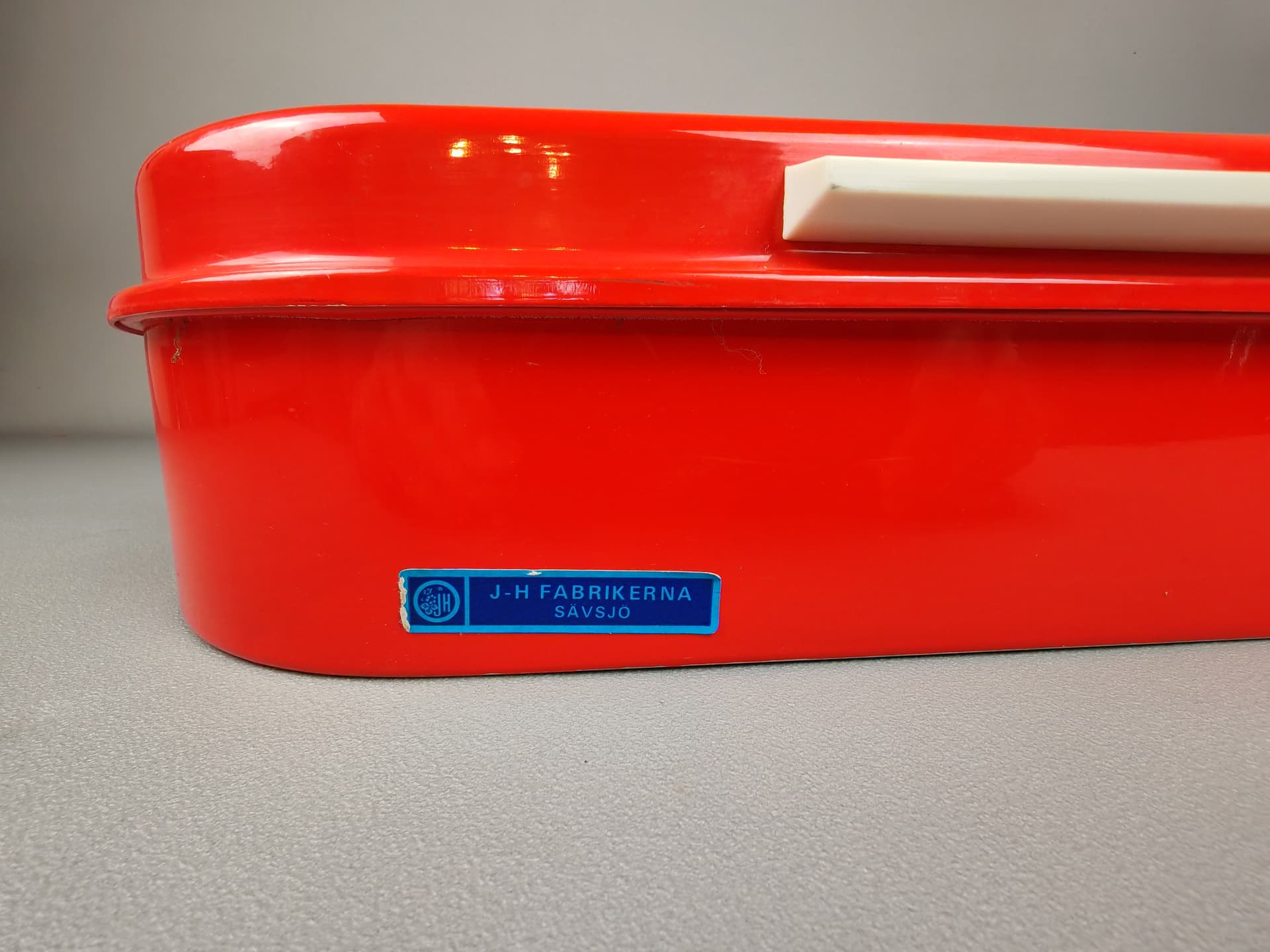 Lunch box, red enameled metal, Sweden, 1960s. - 92905