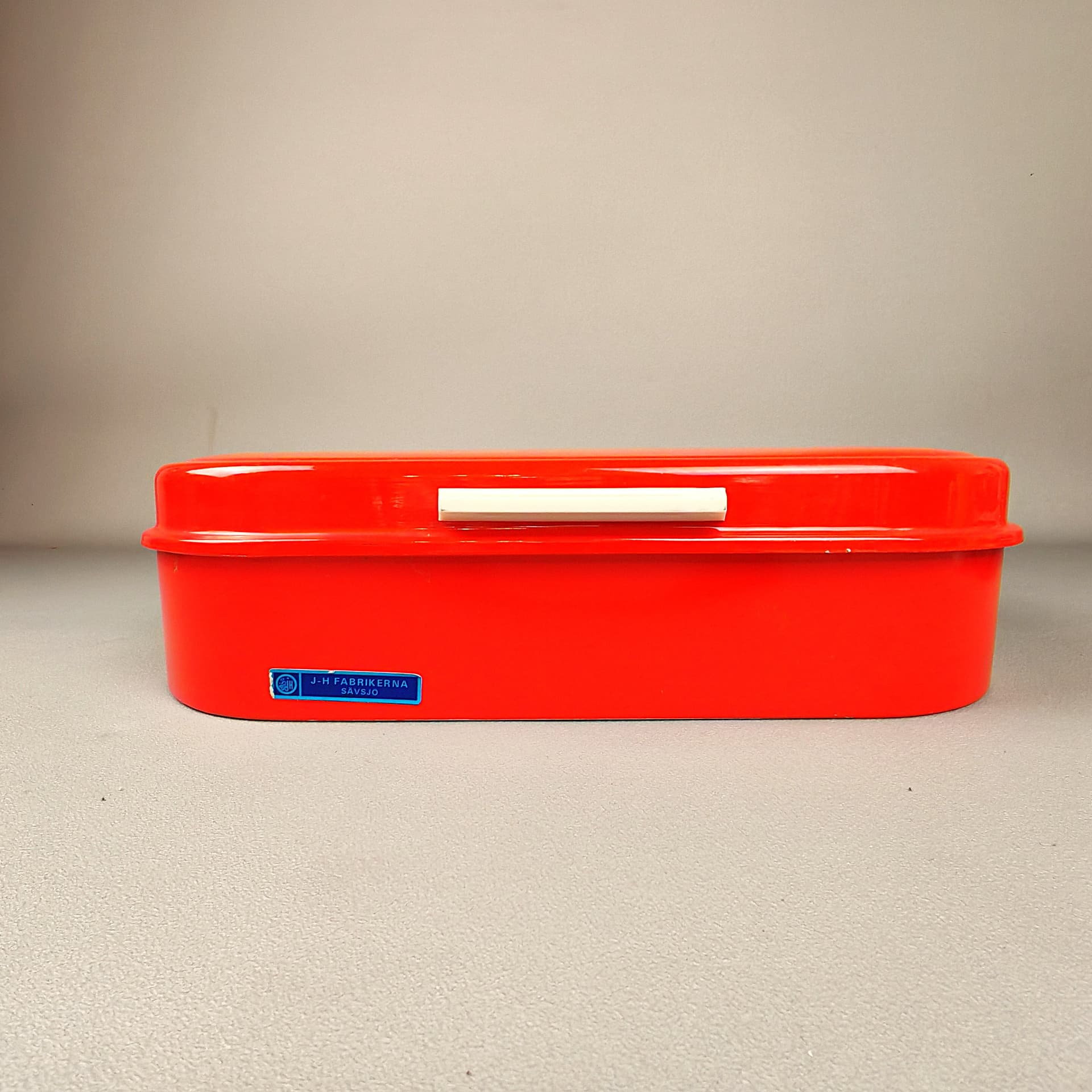 Lunch box, red enameled metal, Sweden, 1960s. - 92897