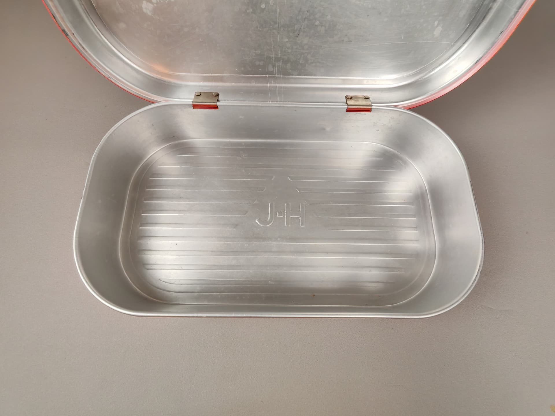 Lunch box, red enameled metal, Sweden, 1960s. - 92906