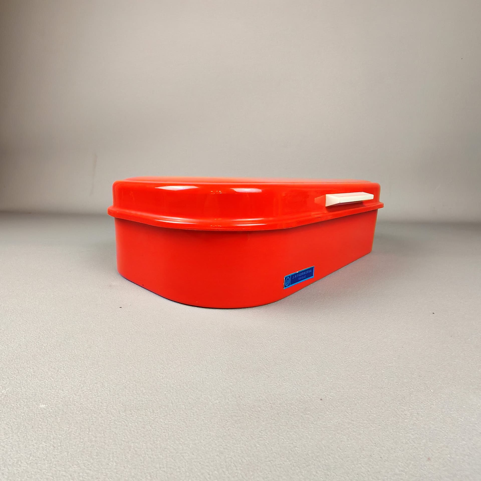 Lunch box, red enameled metal, Sweden, 1960s. - 92902