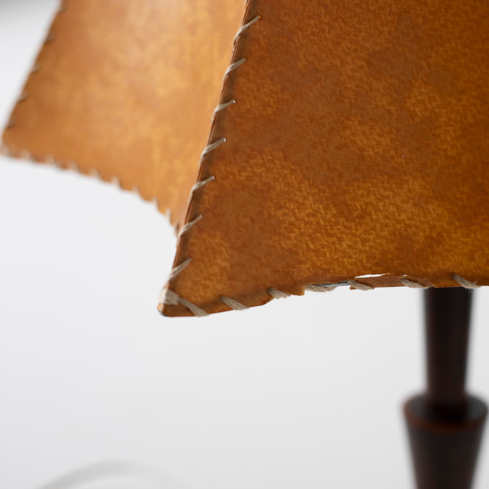 Lampa stołowa art déco, drewno brązowy jasny, papier brązowy jasny, Czechosłowacja, lata 50. - 94400