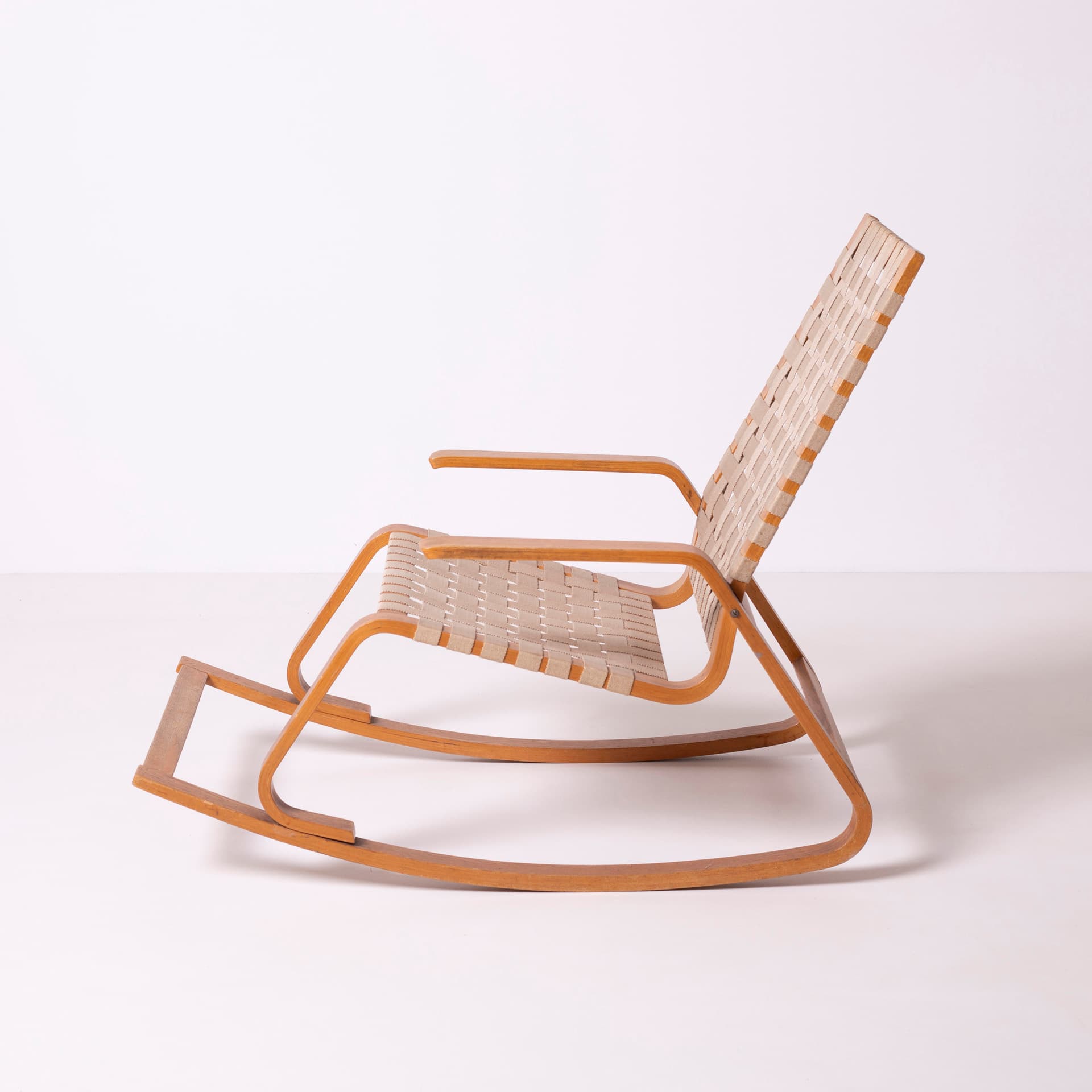 Fotel bujany, jesion beżowy, proj. L. Volák, Dřevopodnik Holešov, Czechosłowacja, lata 60. - 95421