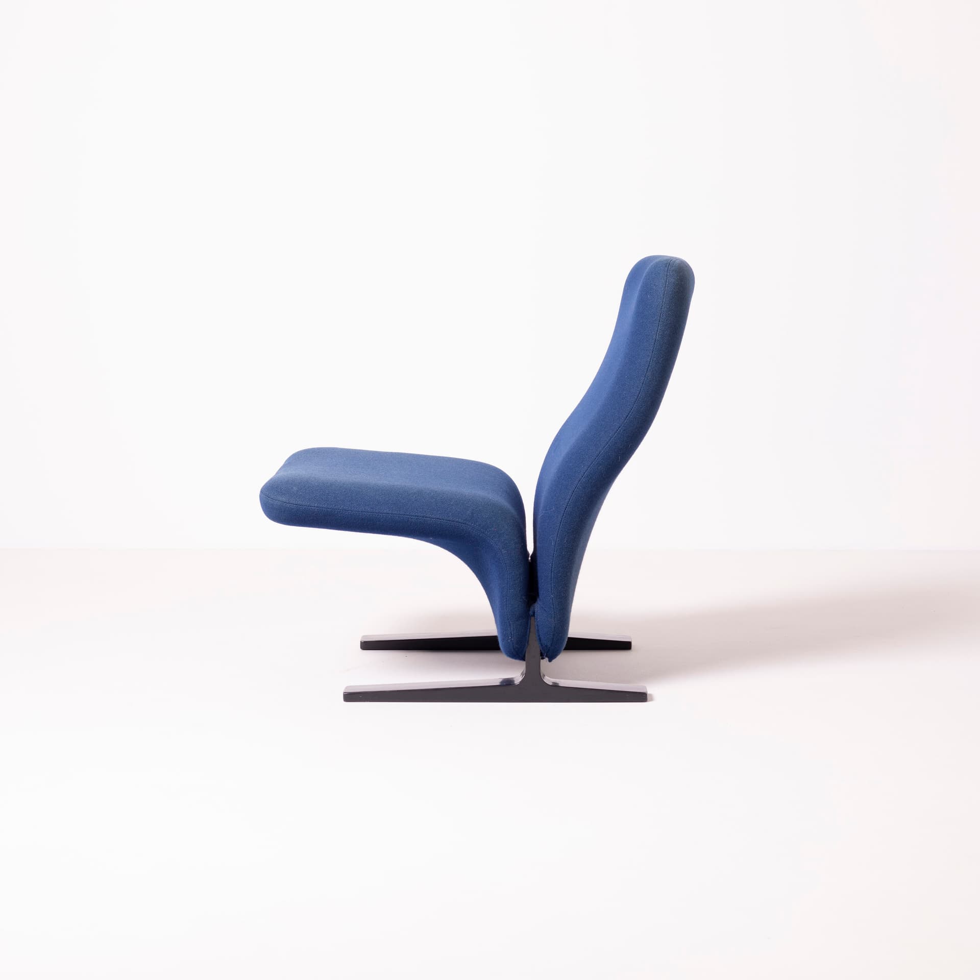 Fotel Concorde, wełna niebieska, aluminium czarne, proj. P. Paulin, Artifort, Holandia, lata 90. - 95429