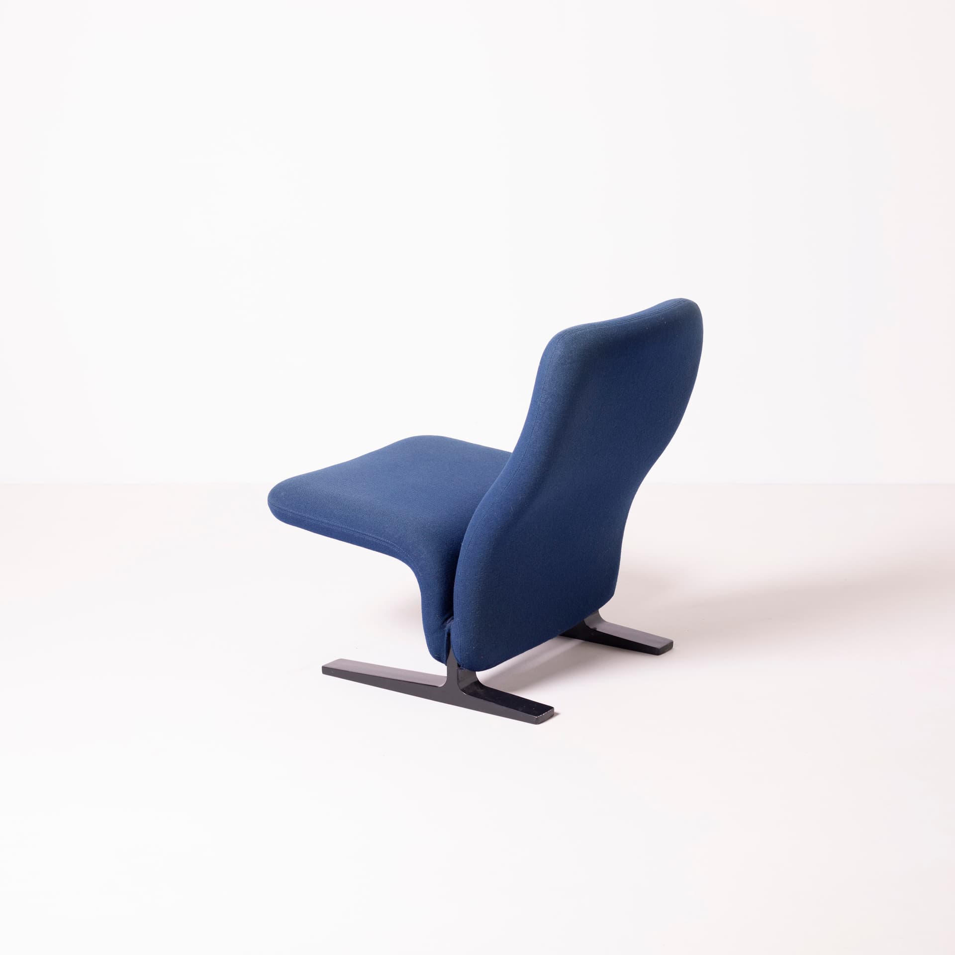 Fotel Concorde, wełna niebieska, aluminium czarne, proj. P. Paulin, Artifort, Holandia, lata 90. - 95431