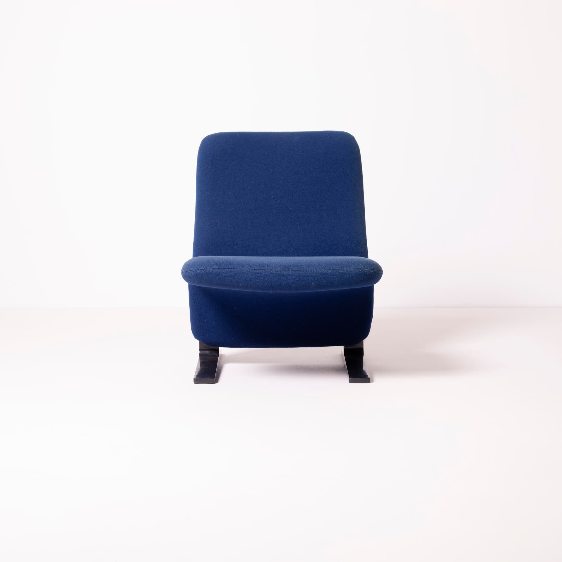 Fotel Concorde, wełna niebieska, aluminium czarne, proj. P. Paulin, Artifort, Holandia, lata 90. - 95433