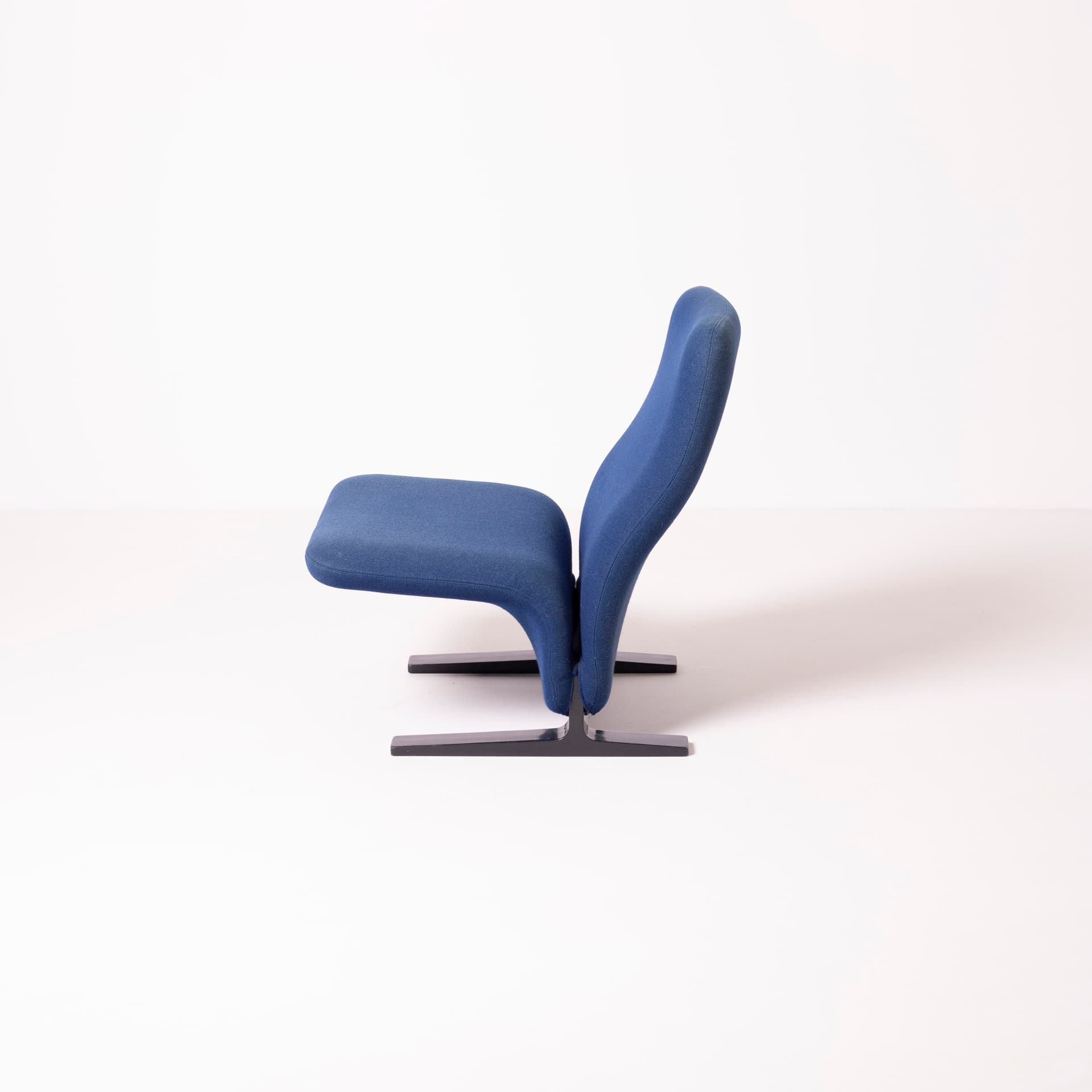Fotel Concorde, wełna niebieska, aluminium czarne, proj. P. Paulin, Artifort, Holandia, lata 90. - 95428