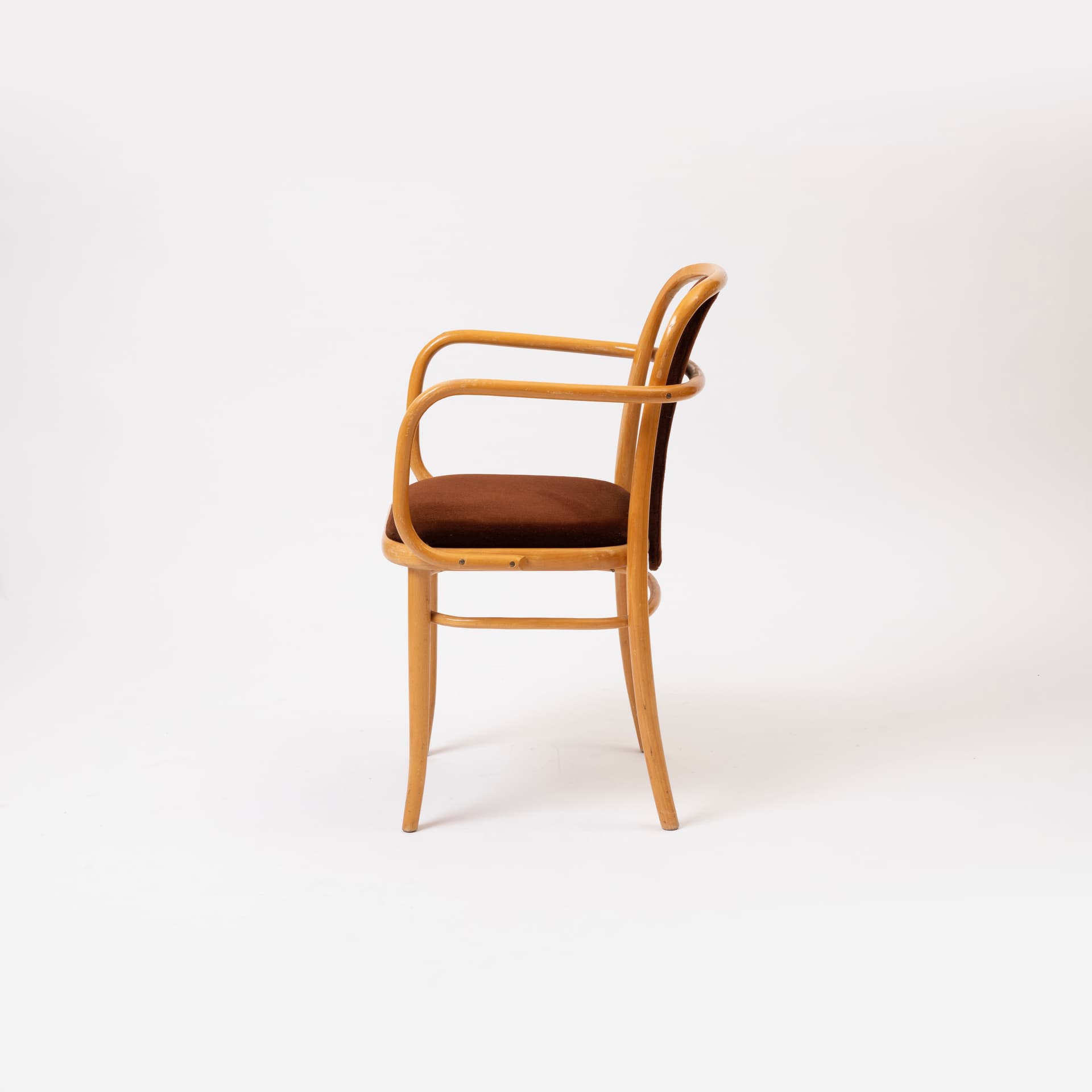 Komplet czterech foteli 811, velvet brązowy ciemny, buk, insp. proj. J. Hoffmann, TON, Czechosłowacja, lata 60. - 95460