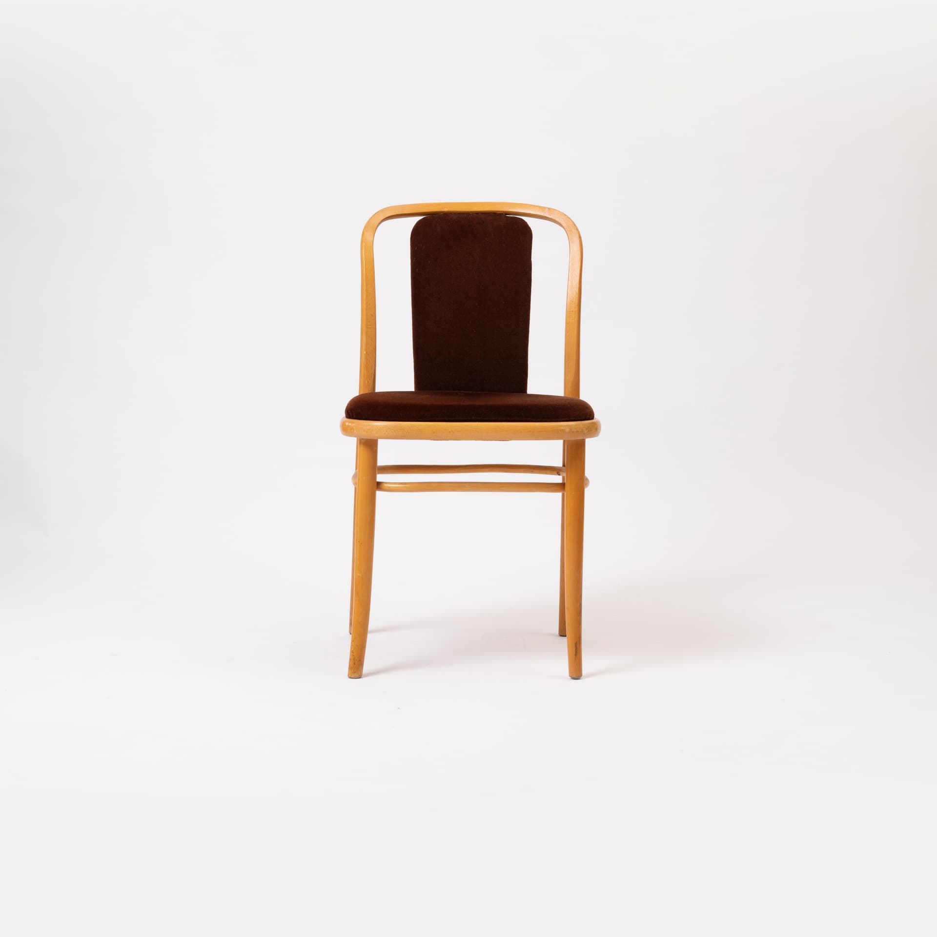 Komplet dwóch krzeseł, buk brązowy, velvet brązowy ciemny, TON, Czechosłowacja, lata 60. - 95468