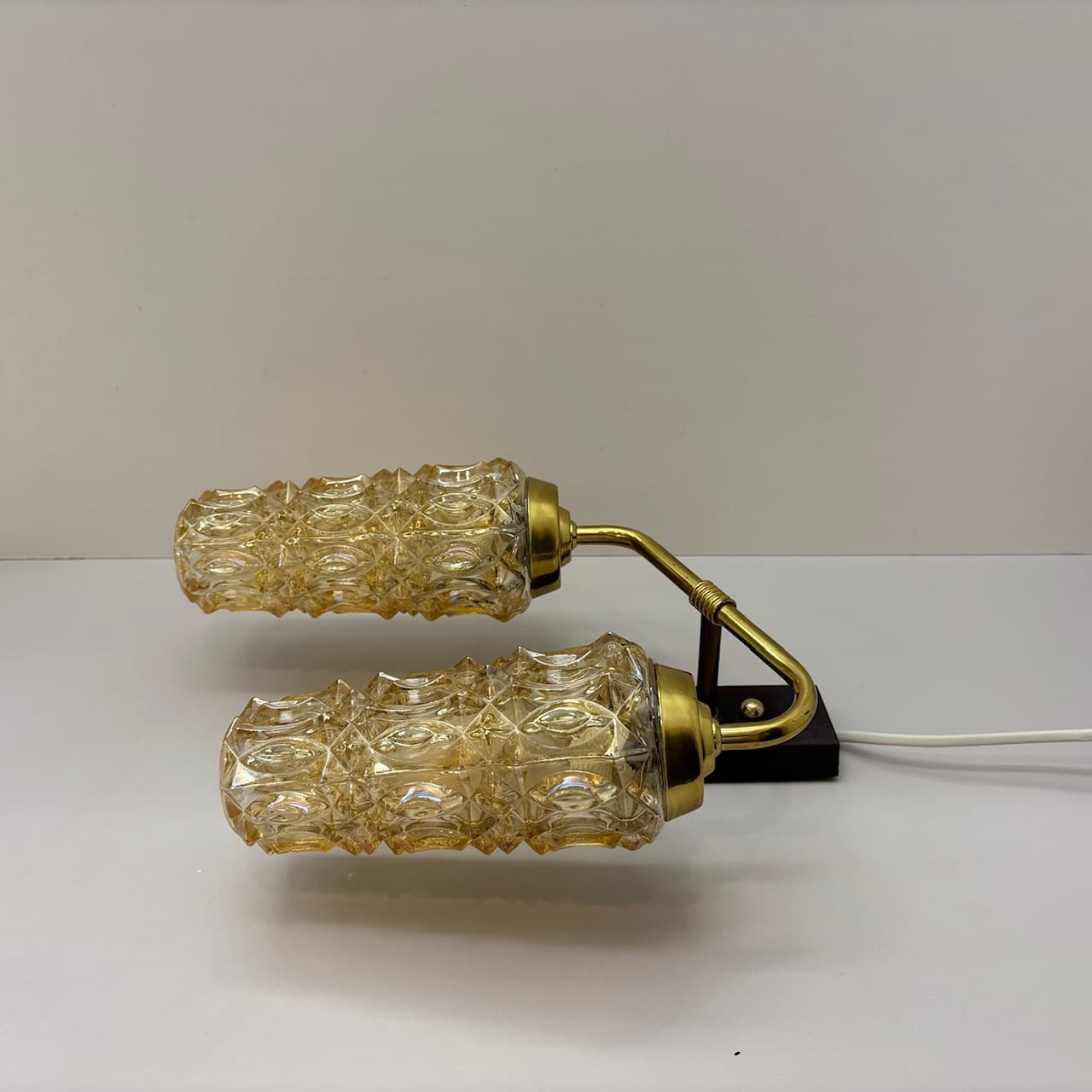 Kinkiet, teak ciemny, szkło bursztynowe, Dania, lata 70. - 95785