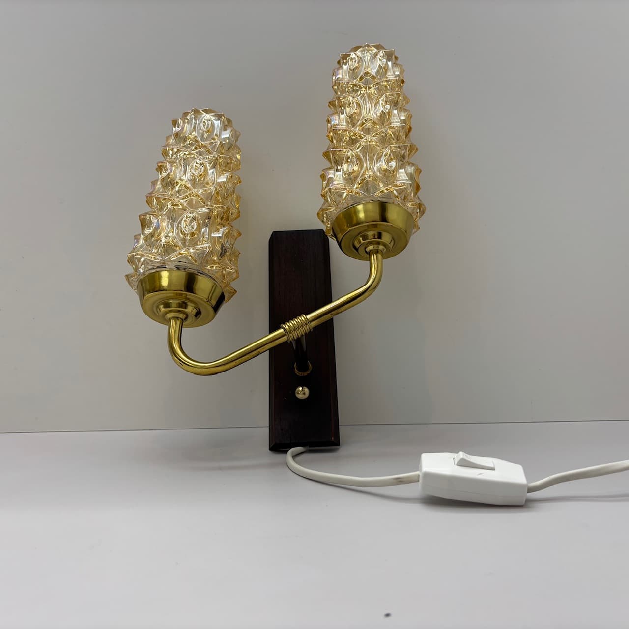 Kinkiet, teak ciemny, szkło bursztynowe, Dania, lata 70. - 95786